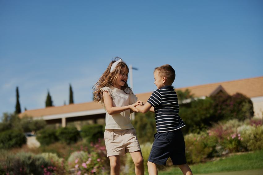 &Pi;ά&sigma;&chi;&alpha; &sigma;&tau;&omicron; Minthis: &Mu;&iota;&alpha; &Epsilon;&mu;&pi;&epsilon;&iota;&rho;ί&alpha; &Alpha;&upsilon;&theta;&epsilon;&nu;&tau;&iota;&kappa;ή&sigmaf; &Phi;&iota;&lambda;&omicron;&xi;&epsilon;&nu;ί&alpha;&sigmaf;