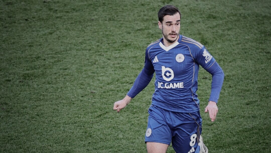 Λαϊκά δικαστήρια έξω από το γήπεδο της Λέστερ: «Παίρνει 90.000 την εβδομάδα και μας τη λέει από πάνω…»