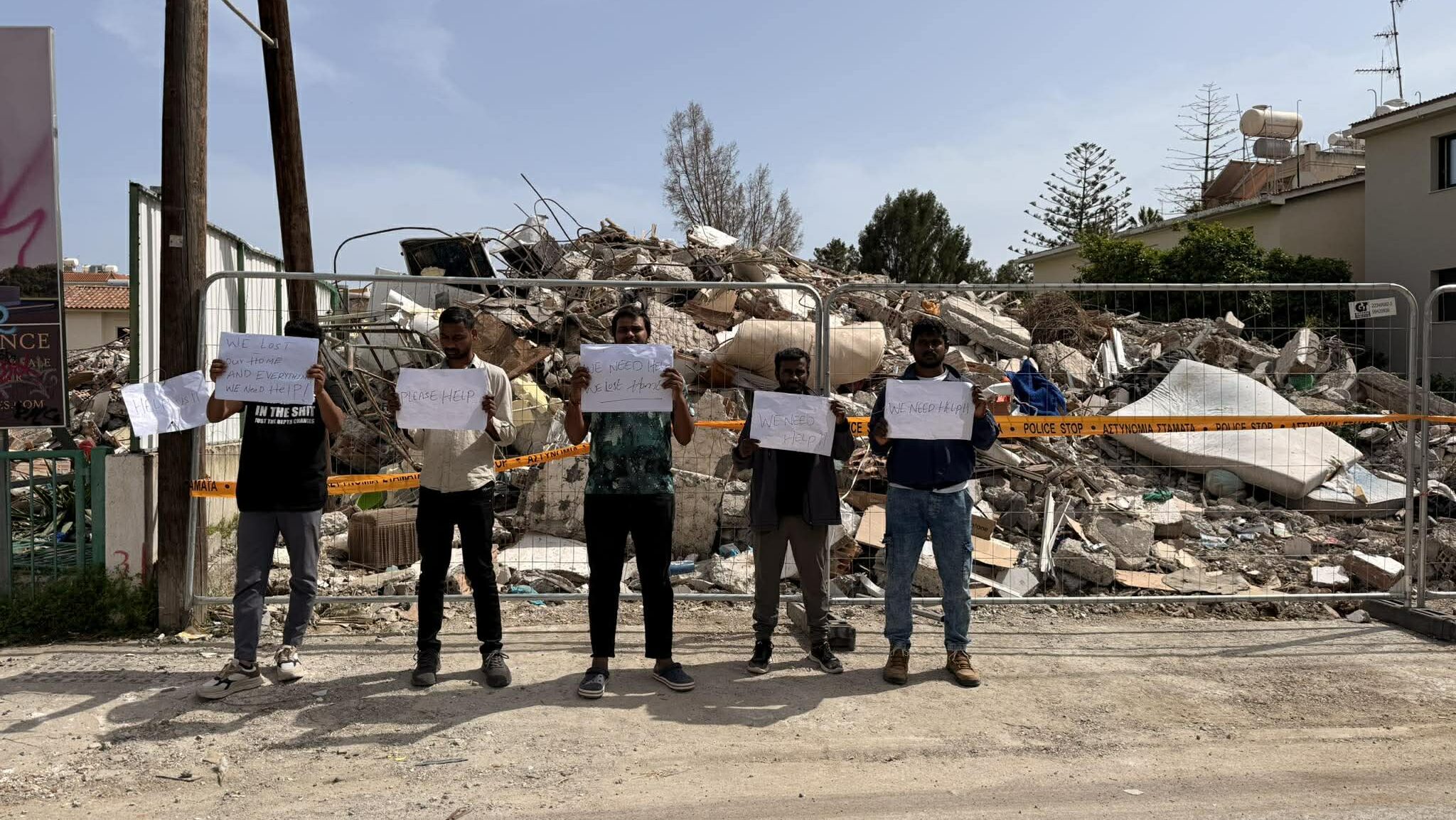 «Θέλουμε βοήθεια»: Κραυγή απόγνωσης ενοίκων μπροστά στα συντρίμμια της πολυκατοικίας