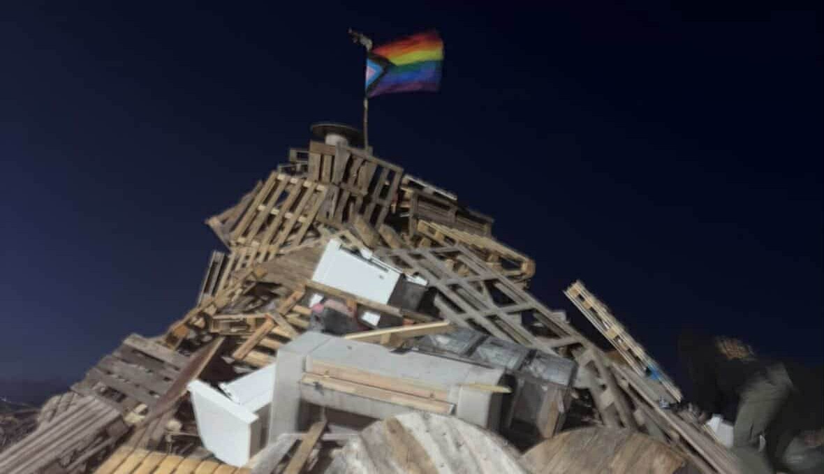 Έβαλαν σημαίες των ΛΟΑΤΚΙ σε λαμπρατζιές: Εικόνες μίσους και ντροπής στη Λάρνακα