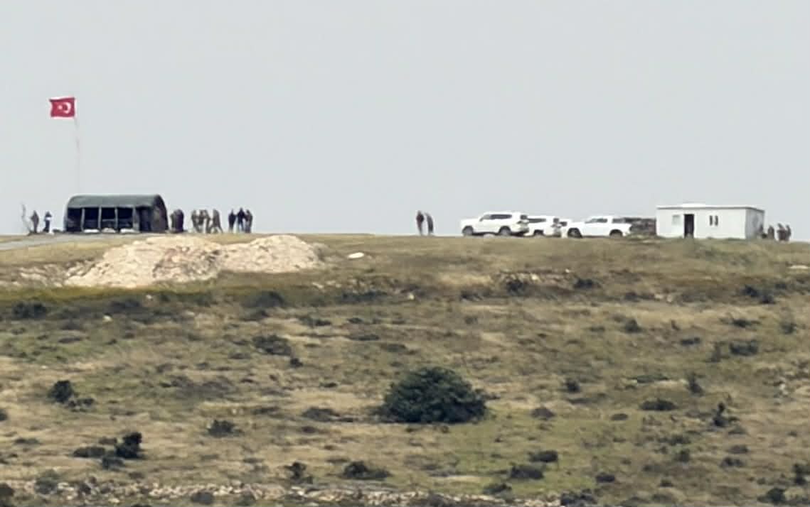 Νεκρή ζώνη: Ο κατοχικός στρατός κατέβασε άρματα μάχης και τοποθέτησε τουρκική σημαία