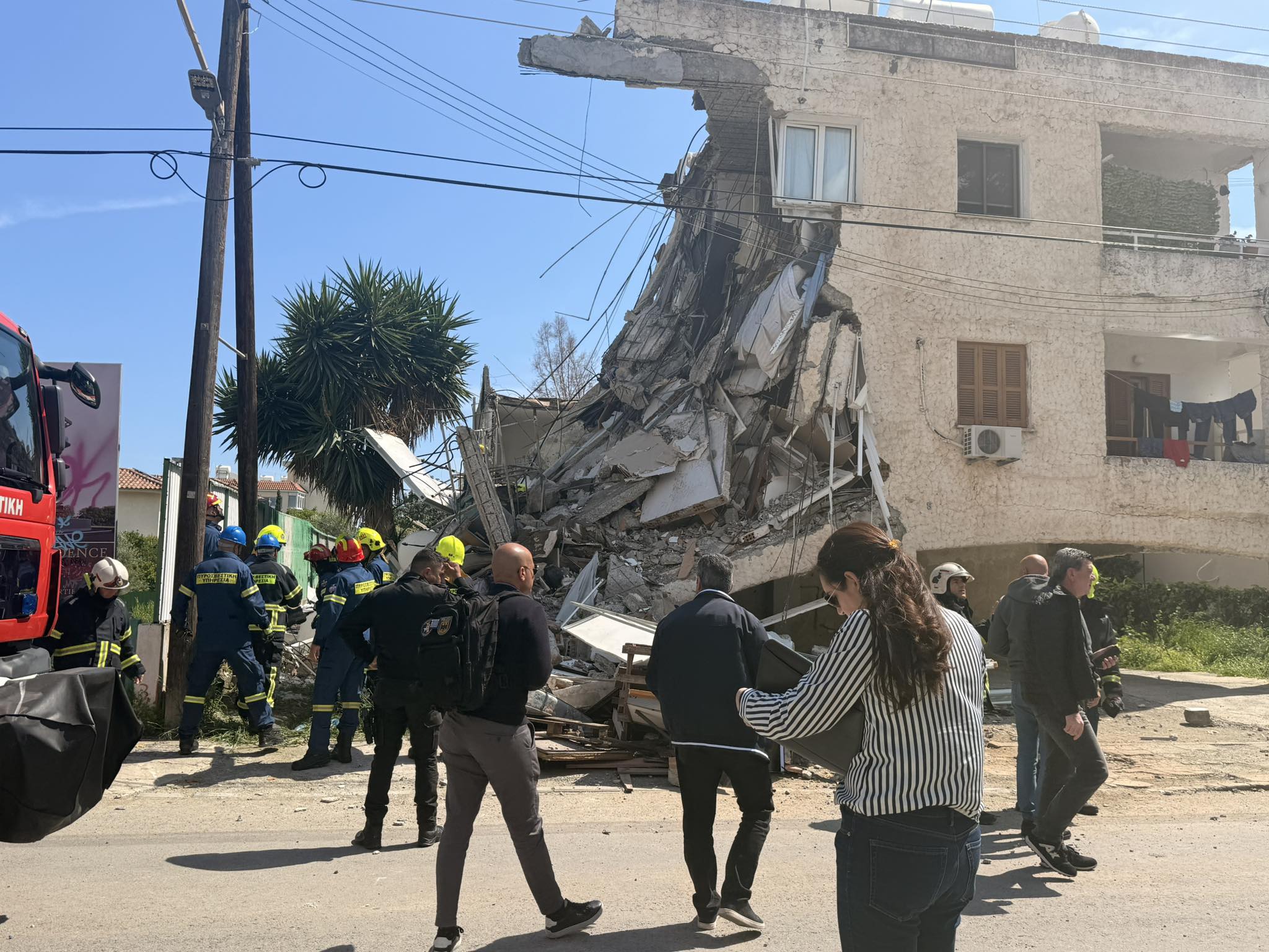 Κατάρρευση πολυκατοικίας: Έβγαλαν σκύλο ζωντανό από τα συντρίμμια, συνεχίζονται οι έρευνες