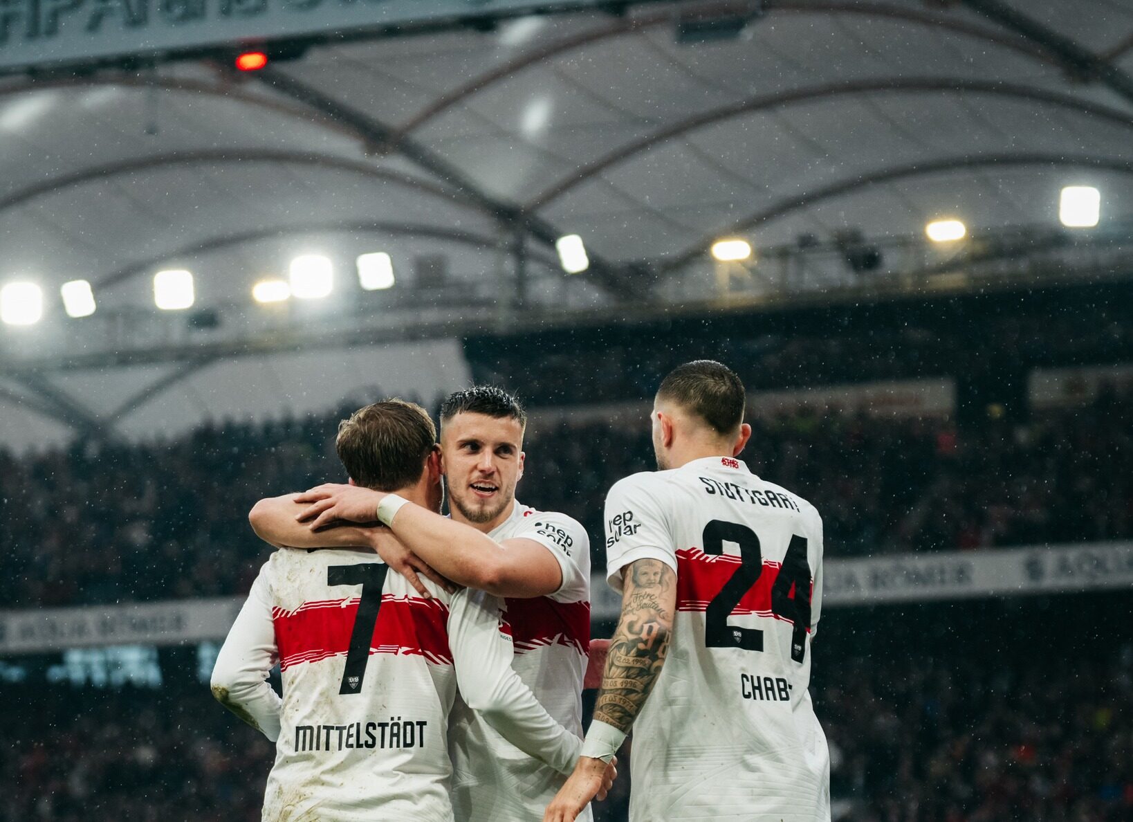 Ξέσπασε με τεσσάρα στο Αμβούργο και έπιασε ξανά τη Λειψία η Στουτγκάρδη