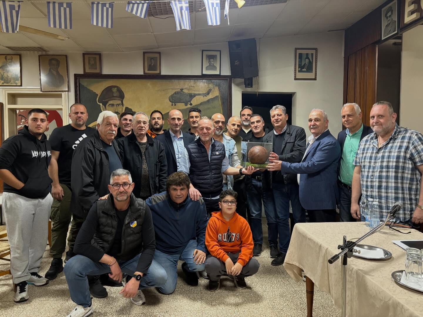 Το αναμνηστικό δώρο του ΑΠΟΕΛ στη συνάντηση στην Κοκκινοτριμιθιά