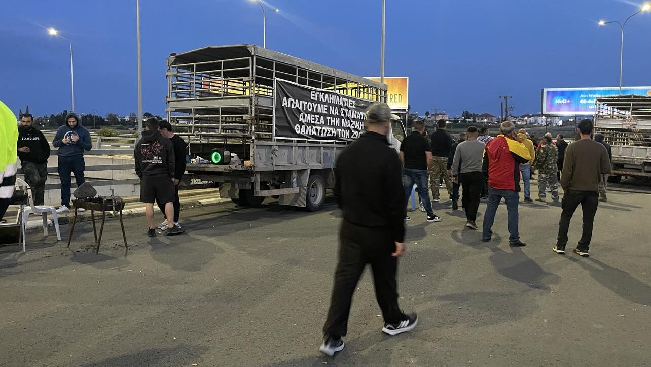 ΦΩΤΟ: Με φουκούδες, αντίσκηνο, σημαίες και μουσικές «στρατοπέδευσαν» στη Ριζοελιά κτηνοτρόφοι