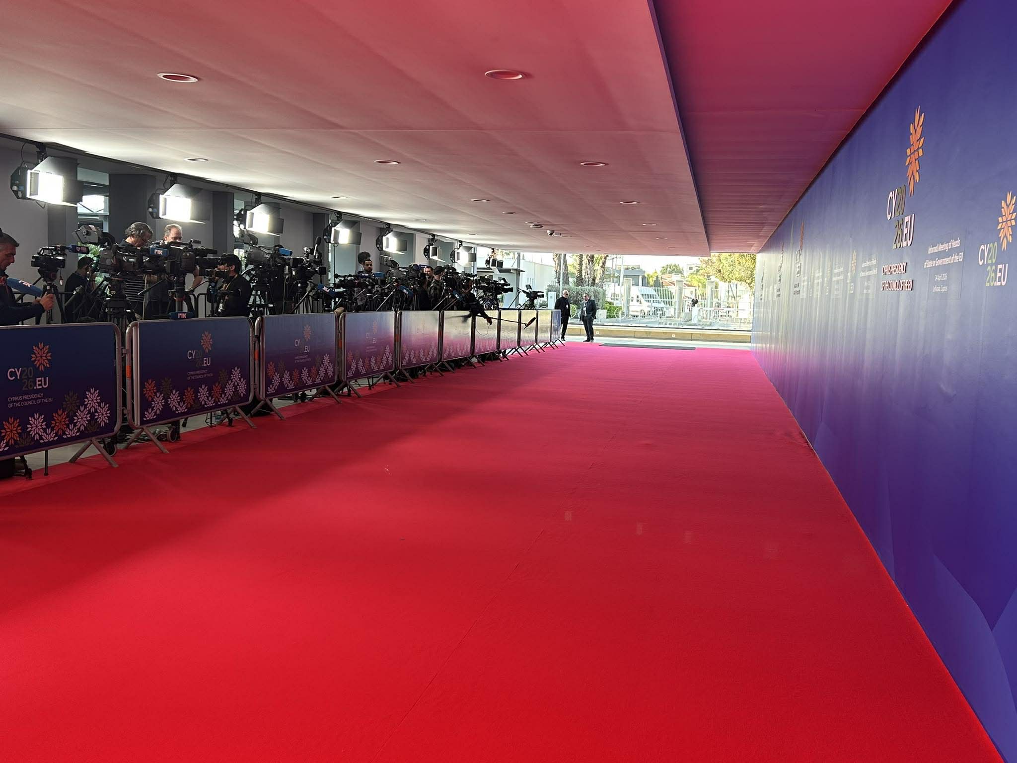 ΦΩΤΟ: Στρώθηκε το κόκκινο χαλί για την υποδοχή των ηγετών, αλλαγές στο πρόγραμμα της Συνόδου