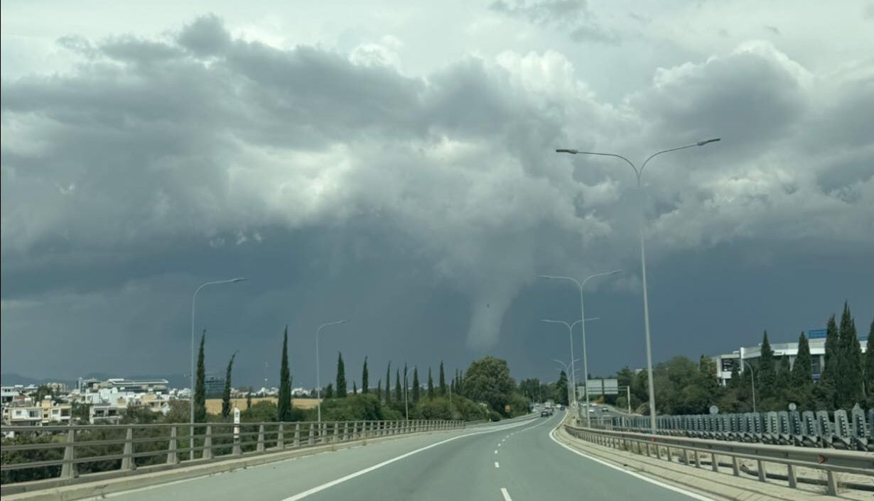 Ο Ιεροδιακόνου εξηγεί: Πώς δημιουργήθηκε το χοανοειδές νέφος που «σάρωσε» τον ουρανό της Λευκωσίας