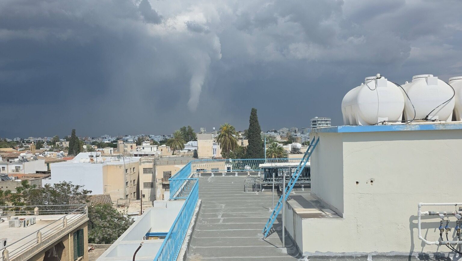 Χοανοειδές νέφος: Τι ήταν το καιρικό φαινόμενο που «σάρωσε» τον ουρανό της Λευκωσίας