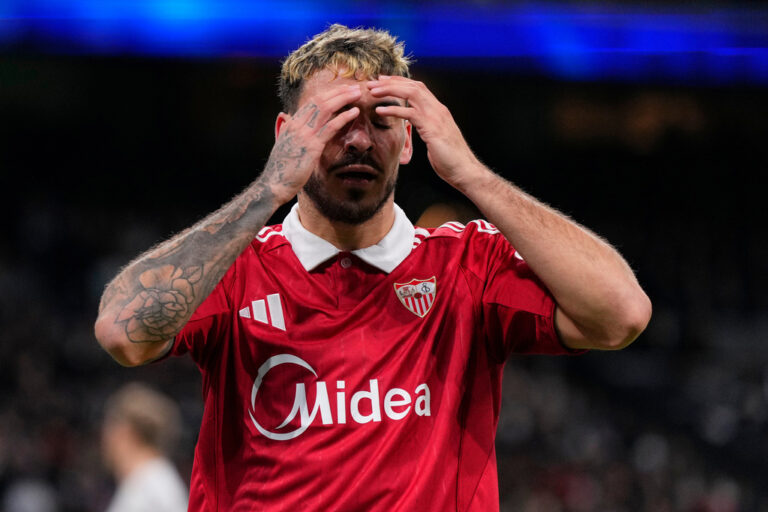 Χαμός στη Σεβίλλη: Υποδοχή με ύβρεις και απειλές από κουκουλοφόρους μετά την ήττα από την Οβιέδο (ΒΙΝΤΕΟ)