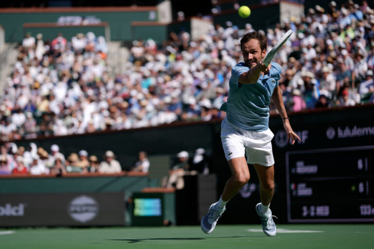 Συντριβή για Μεντβέντεφ στο Μόντε Κάρλο και έκρηξη διαλύοντας τη ρακέτα του (ΒΙΝΤΕΟ)