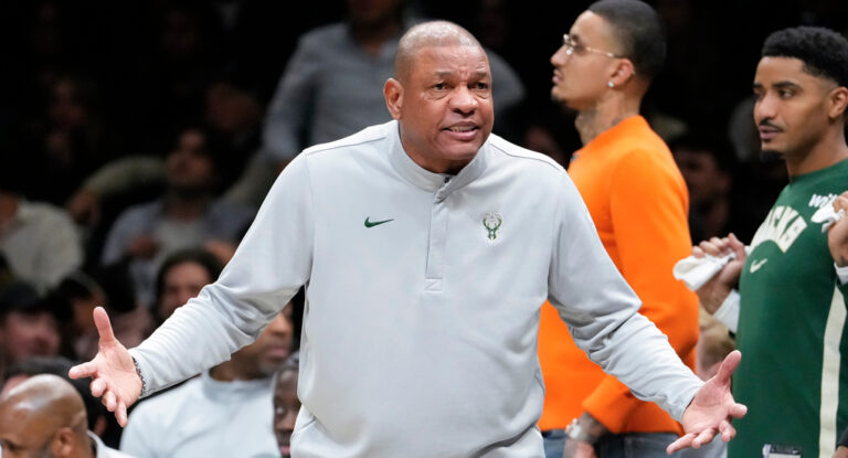 Σκέψεις αποχώρησης για Ντοκ Ρίβερς – Το μέλλον του στους Μπακς και η σκιά του Γιάννη Αντετοκούνμπο