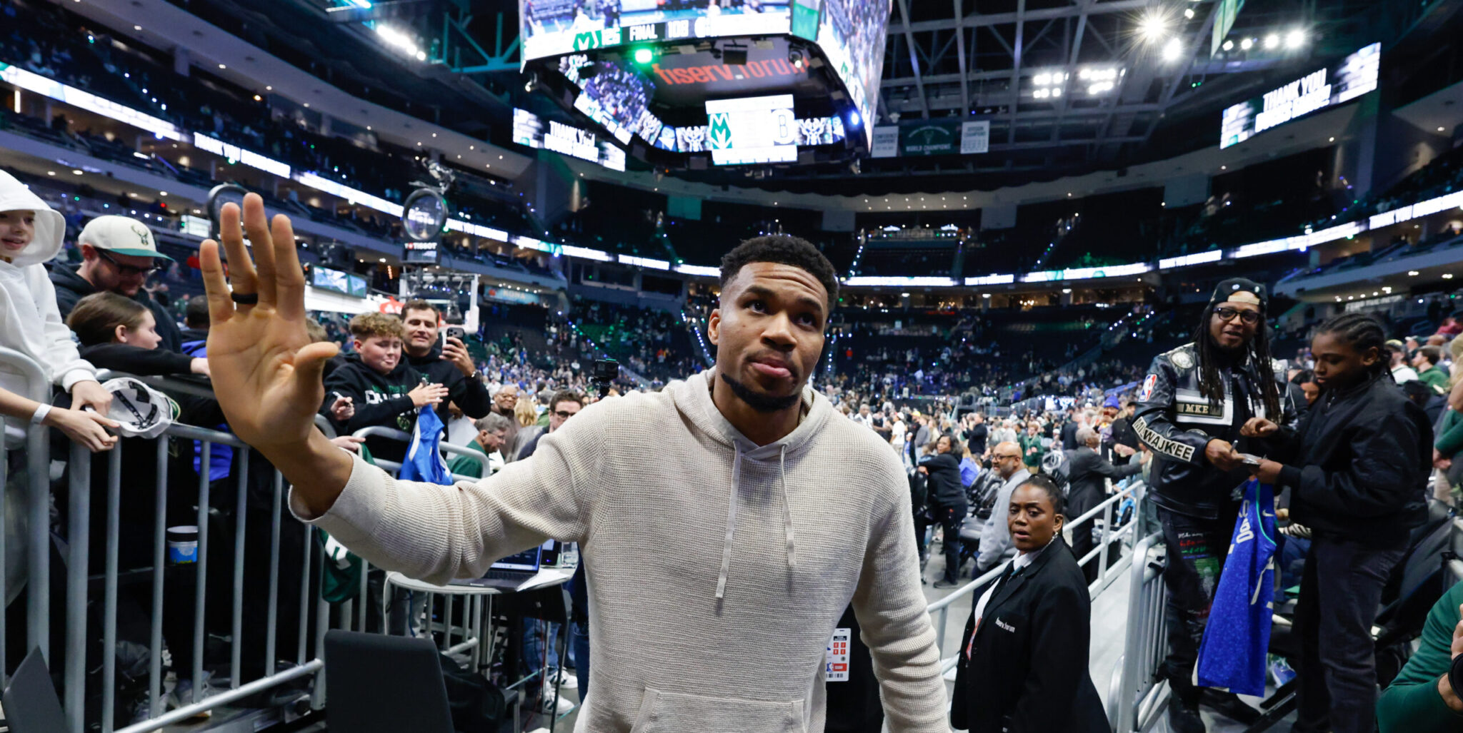 Επικό σύνθημα των οπαδών του Άρη για Αντετοκούνμπο (BINTEO)