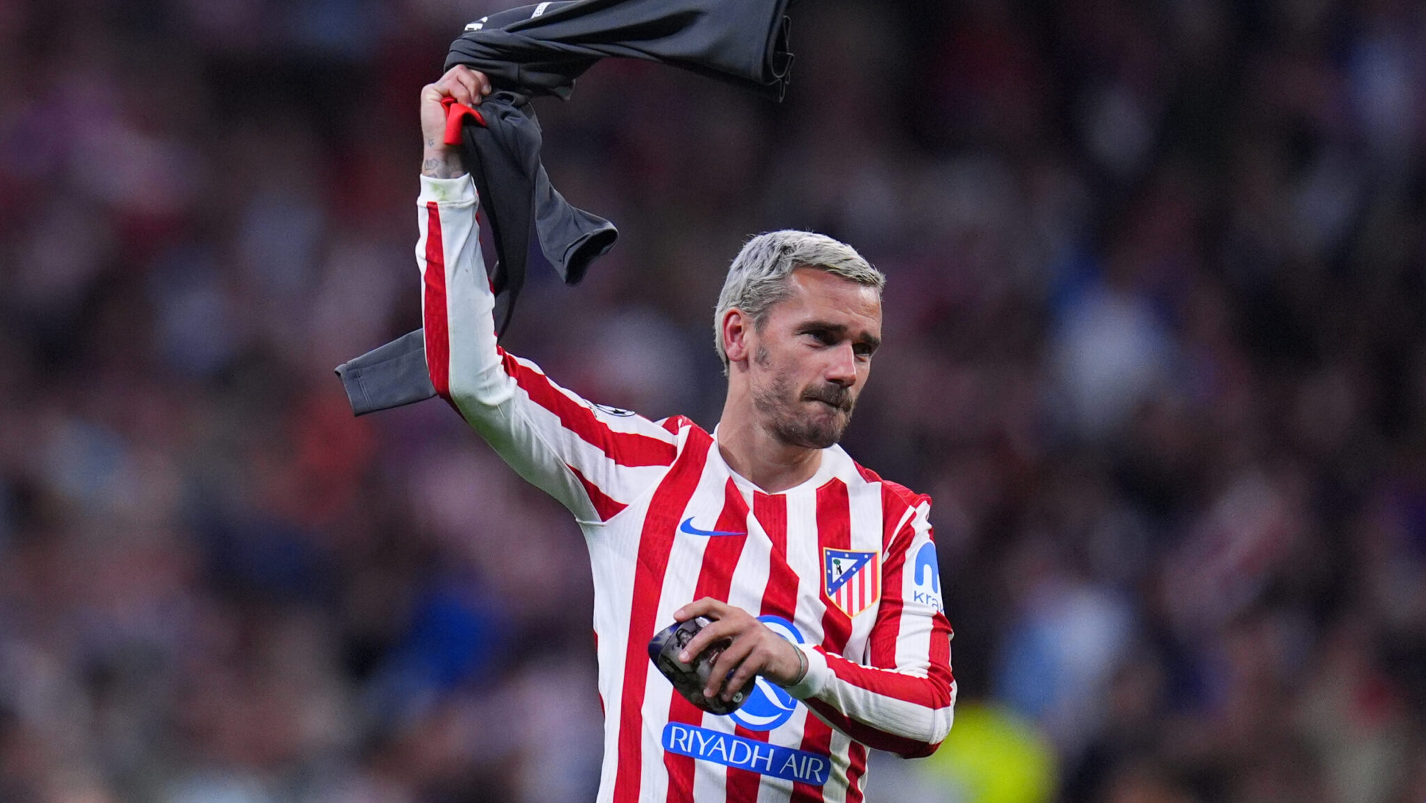 Ο Γκριεζμάν γύρισε την πλάτη στην κάμερα για να… χαρεί το πλήθος στις εξέδρες