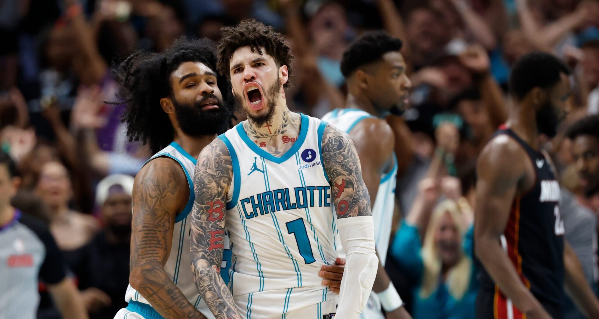 Οι Χόρνετς απέκλεισαν τους Χιτ με επικό φινάλε στην παράταση – Οι Μπλέιζερς στα playoffs και… ραντεβού με Σπερς