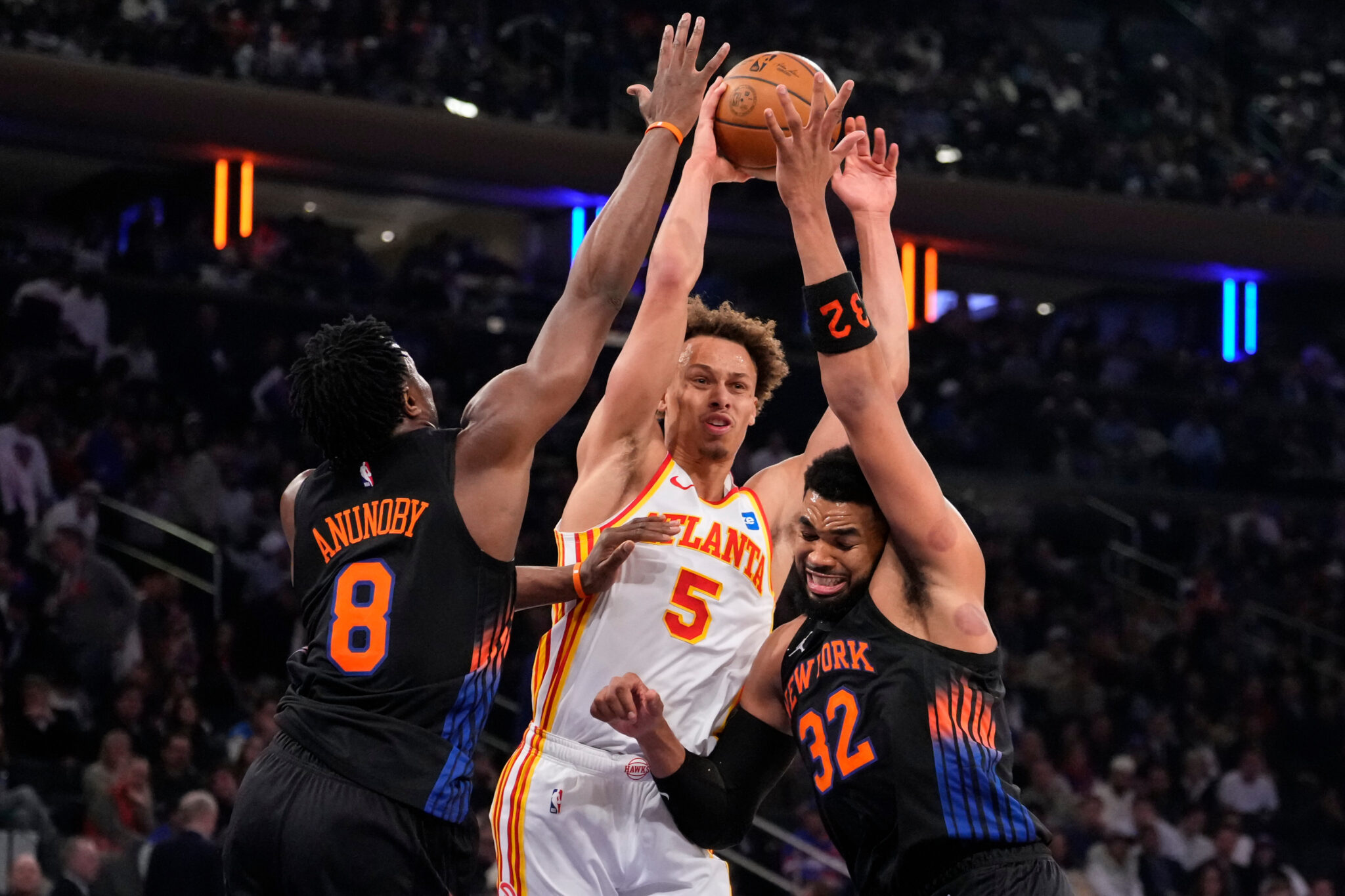 «Άλωσαν» τη Νέα Υόρκη και ισοφάρισαν τη σειρά οι Χοκς – «Σβηστά» το 2-0 οι Καβαλίερς κόντρα στους Ράπτορς (ΒΙΝΤΕΟ)