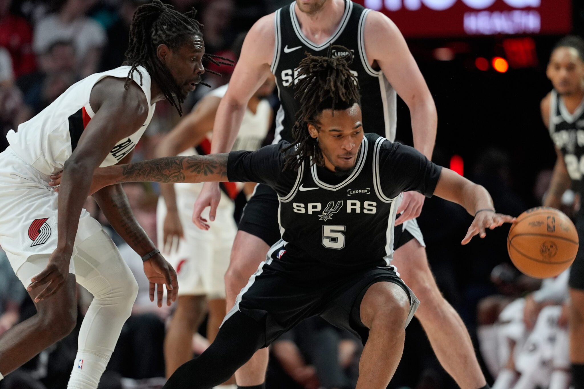 Τεράστια ανατροπή χωρίς Γουεμπανιάμα για τους Σπερς, «άλωσαν» το Πόρτλαντ και πήραν προβάδισμα