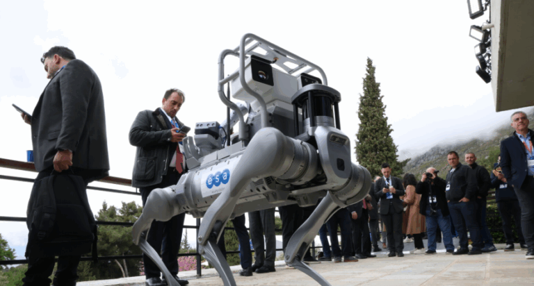 Αυτός είναι ο σκύλος ρομπότ της Ελληνικής Αστυνομίας που “φυλάει” το φόρουμ των Δελφών