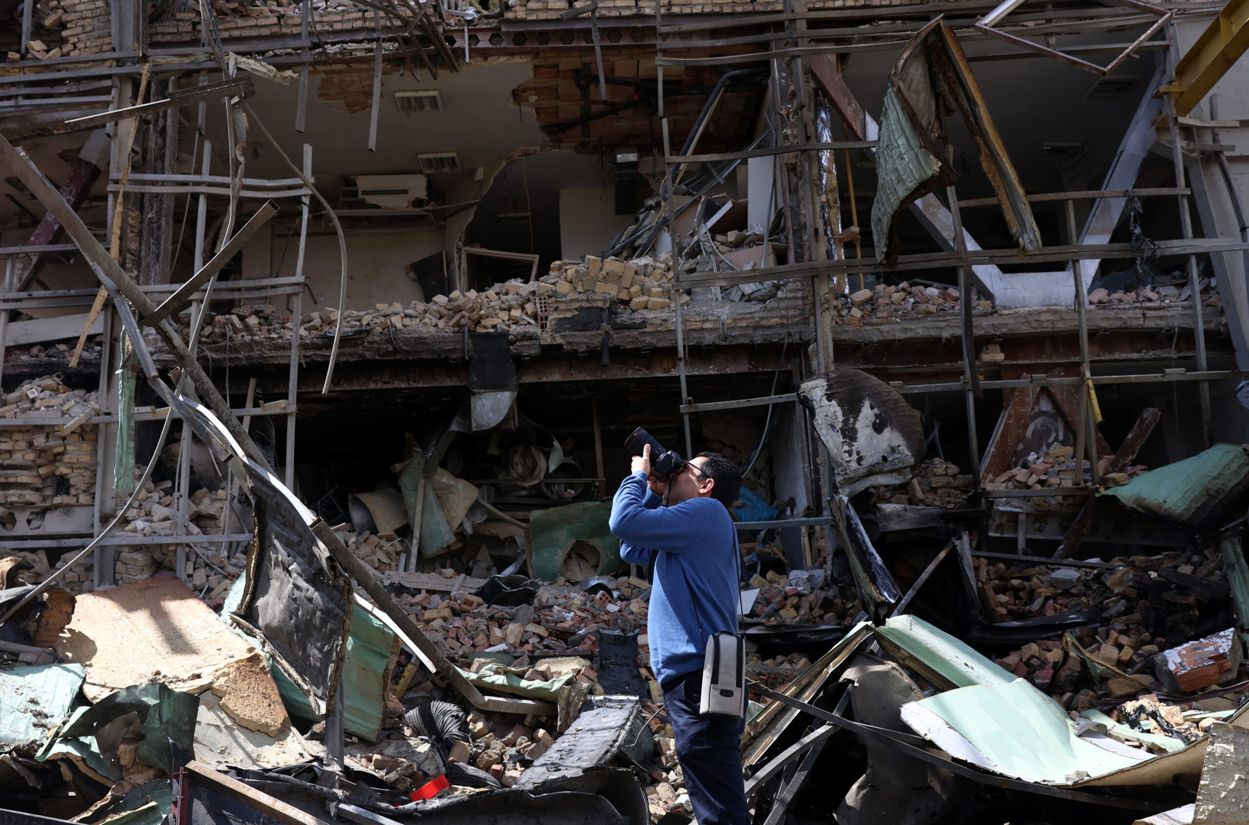 LIVE: Αδειάζει η κλεψύδρα για την νέα διορία Τραμπ, το Ιράν απειλεί με καταστροφικά αντίποινα