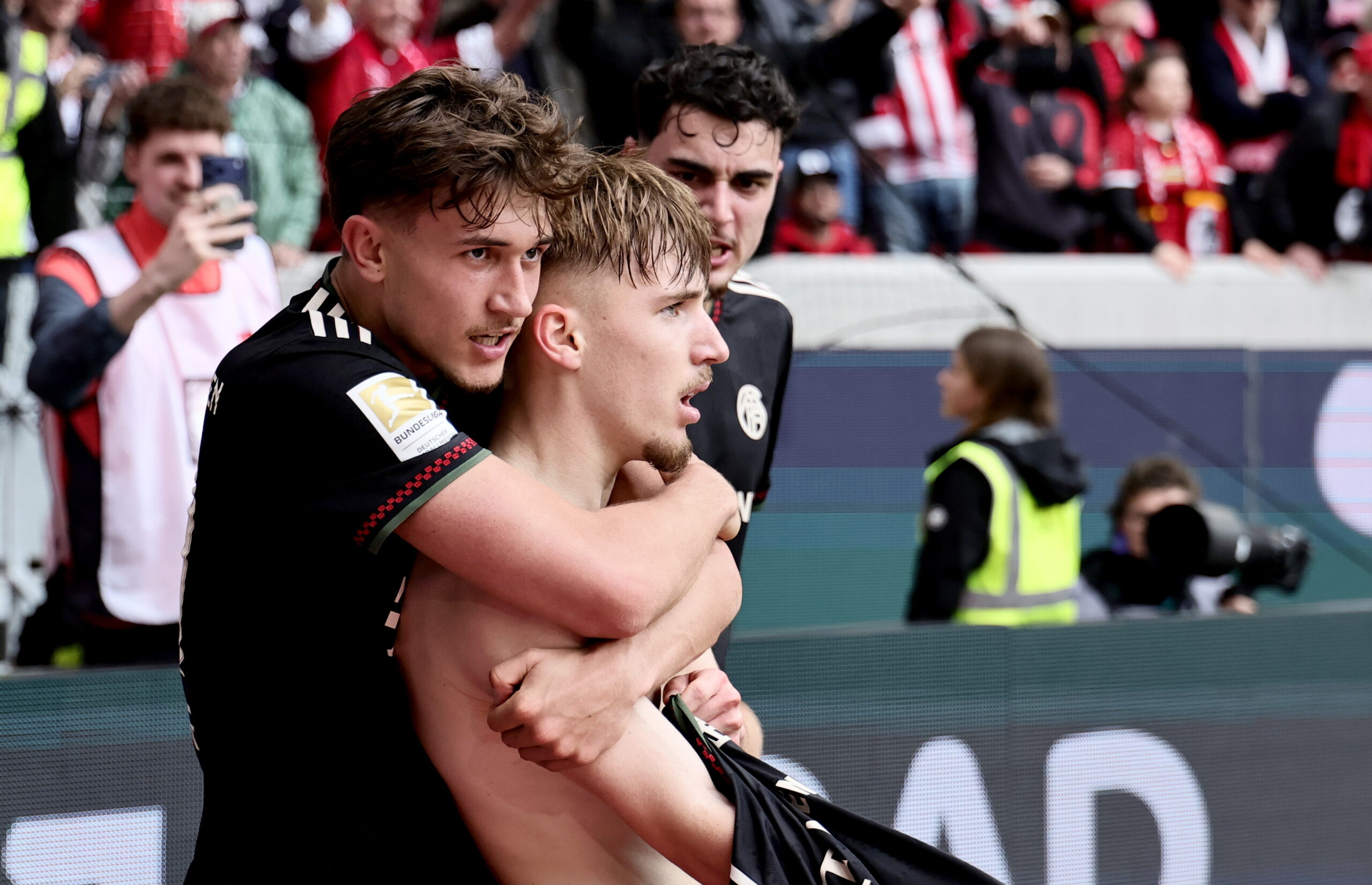 Μόνο η Μπάγερν αυτά: Έχανε 2-0 στο Φράιμπουργκ ως το 81′ και… νίκησε, φτάνοντας τα 100 γκολ στο πρωτάθλημα