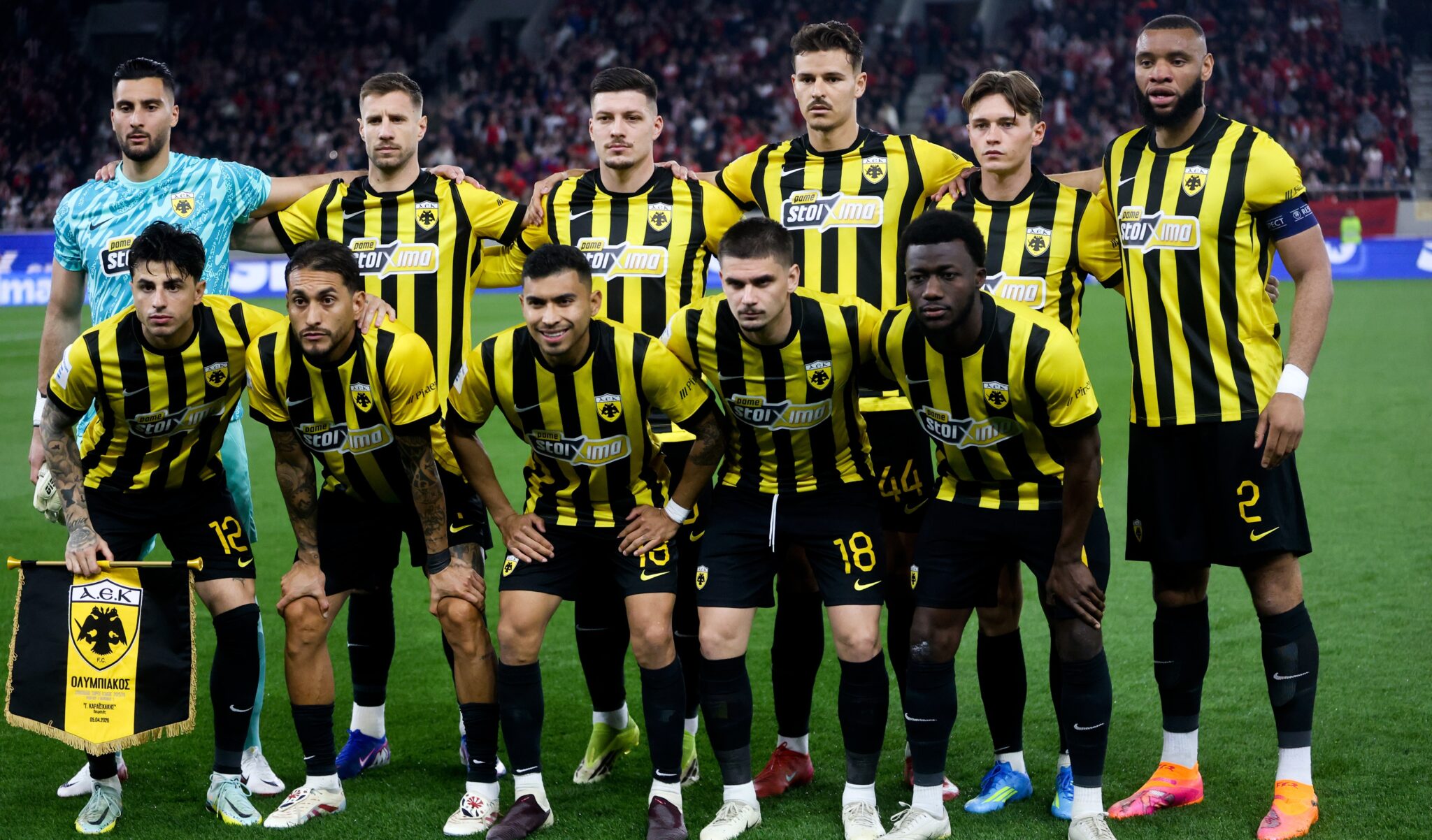 «Να τοι, να τοι οι πρωταθλητές»: Χαμός στην άφιξη της ΑΕΚ στη Νέα Φιλαδέλφεια