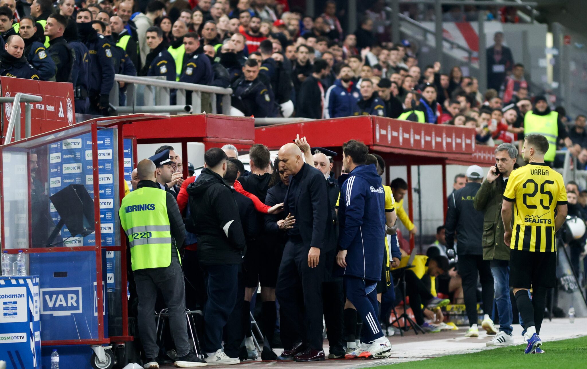 Ένταση στη φυσούνα πριν το δεύτερο ημίχρονο του Ολυμπιακός-ΑΕΚ, έντονος διάλογος Κοβάτσεβιτς με Ναλιτζή