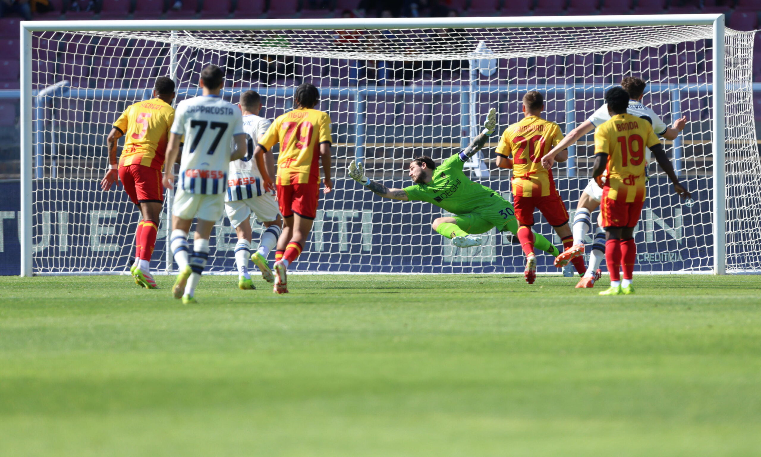 Άνετο πέρασμα της Αταλάντα από το Λέτσε και πρέσινγκ για την Ευρώπη