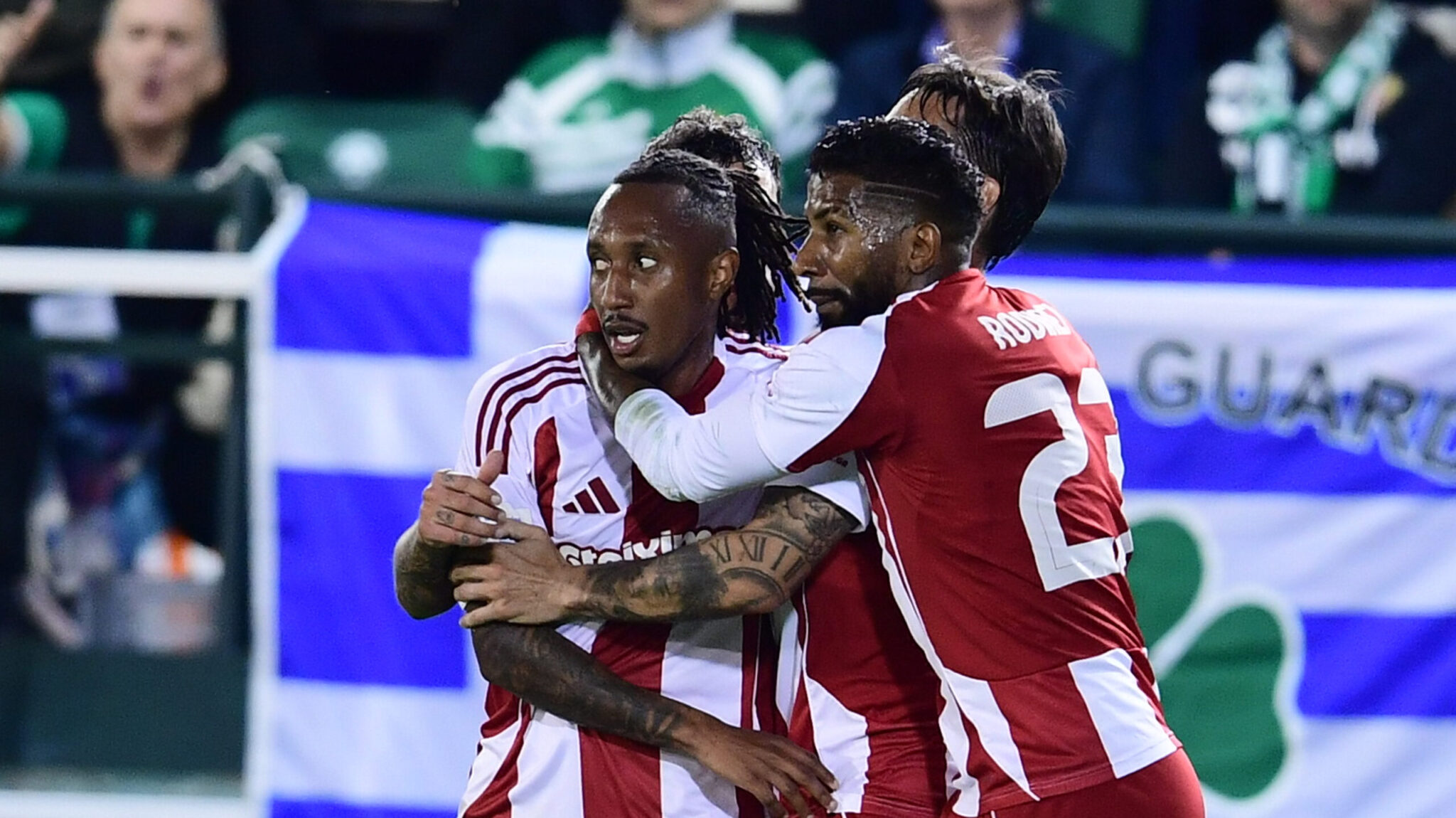 Ζωντανός στη μάχη ο Ολυμπιακός, αποχαιρέτησε τη Λεωφόρο με «διπλό»