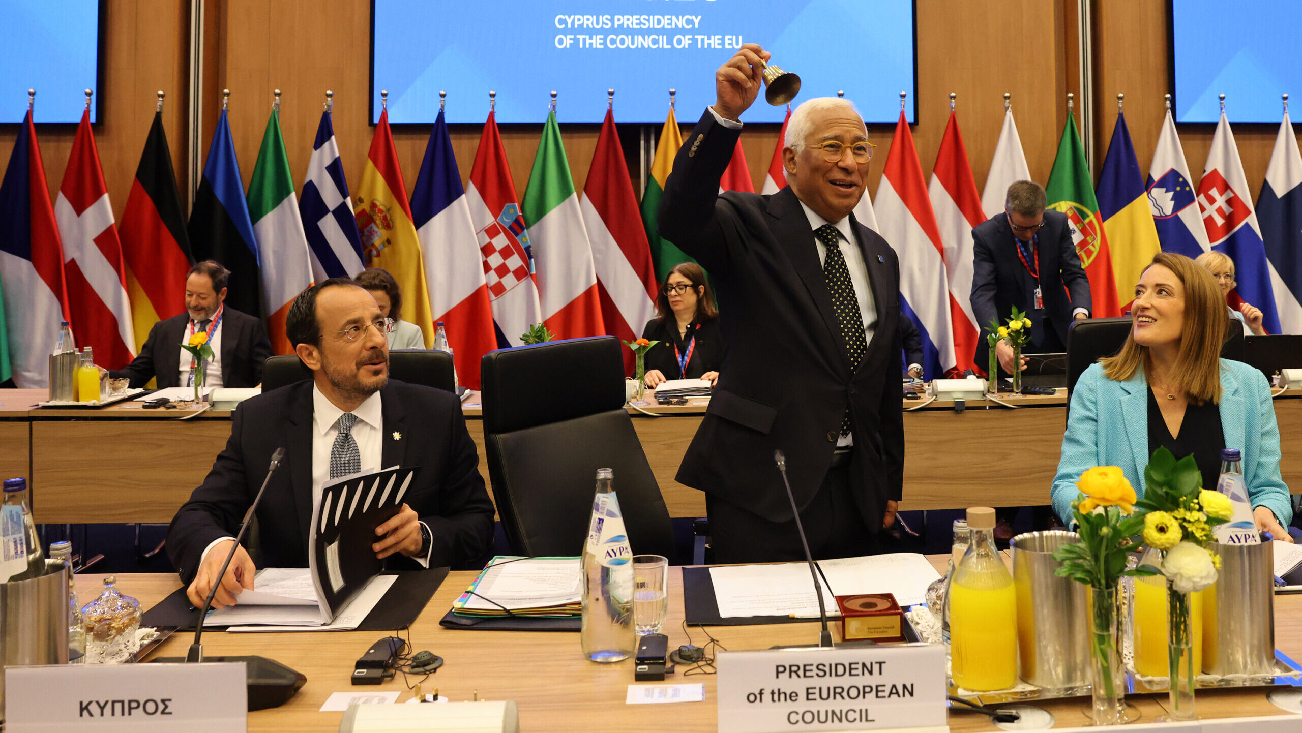 &laquo;&Mu;&iota;&alpha; &Epsilon;&upsilon;&rho;ώ&pi;&eta;, &mu;ί&alpha; &alpha;&gamma;&omicron;&rho;ά&raquo;: &Iota;&delta;&omicron;ύ &omicron; &omicron;&delta;&iota;&kappa;ό&sigmaf; &chi;ά&rho;&tau;&eta;&sigmaf; &pi;&omicron;&upsilon; &upsilon;&pi;έ&gamma;&rho;&alpha;&psi;&alpha;&nu; &Chi;&rho;&iota;&sigma;&tau;&omicron;&delta;&omicron;&upsilon;&lambda;ί&delta;&eta;&sigmaf;, &Mu;έ&tau;&sigma;&omicron;&lambda;&alpha; &kappa;&alpha;&iota; &Phi;&omicron;&nu; &nu;&tau;&epsilon;&rho; &Lambda;ά&iota;&epsilon;&nu;