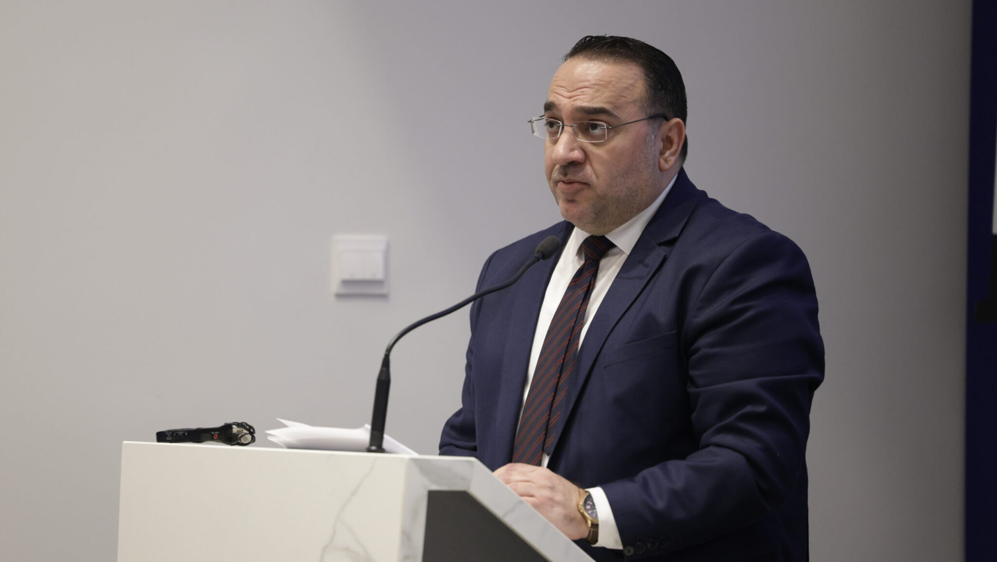 «Μαχαίρια» στο Υφ. Τουρισμού: Η διαμάχη πίσω από την διαθεσιμότητα και την πειθαρχική κατά του Γενικού Διευθυντή