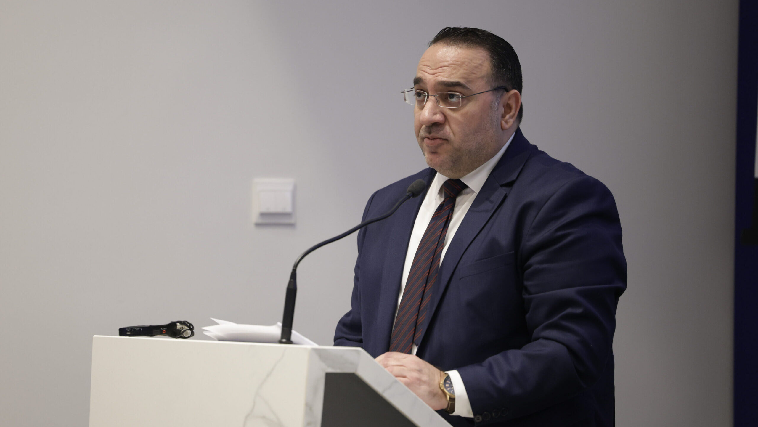 &laquo;&Mu;&alpha;&chi;&alpha;ί&rho;&iota;&alpha;&raquo; &sigma;&tau;&omicron; &Upsilon;&phi;. &Tau;&omicron;&upsilon;&rho;&iota;&sigma;&mu;&omicron;ύ: &Eta; &delta;&iota;&alpha;&mu;ά&chi;&eta; &pi;ί&sigma;&omega; &alpha;&pi;ό &tau;&eta;&nu; &delta;&iota;&alpha;&theta;&epsilon;&sigma;&iota;&mu;ό&tau;&eta;&tau;&alpha; &kappa;&alpha;&iota; &tau;&eta;&nu; &pi;&epsilon;&iota;&theta;&alpha;&rho;&chi;&iota;&kappa;ή &kappa;&alpha;&tau;ά &tau;&omicron;&upsilon; &Gamma;&epsilon;&nu;&iota;&kappa;&omicron;ύ &Delta;&iota;&epsilon;&upsilon;&theta;&upsilon;&nu;&tau;ή