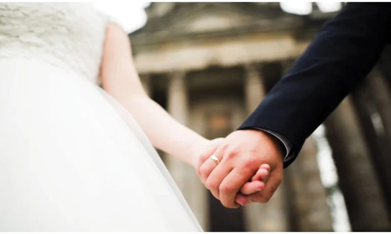 Πασίγνωστη τραγουδίστρια ετοιμάζεται να ανέβει τα σκαλιά της εκκλησίας – Όλες οι λεπτομέρειες