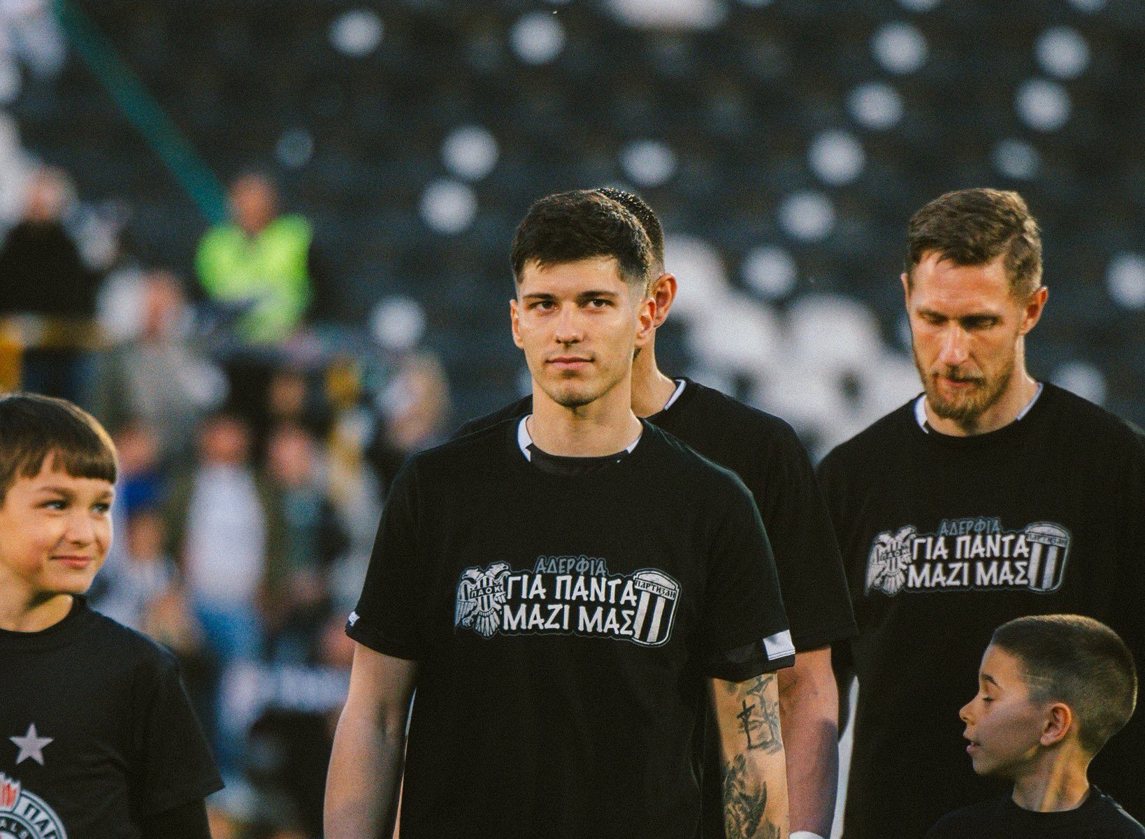 Οι παίκτες της Παρτίζαν φόρεσαν μπλούζες για τους αδικοχαμένους οπαδούς του ΠΑΟΚ