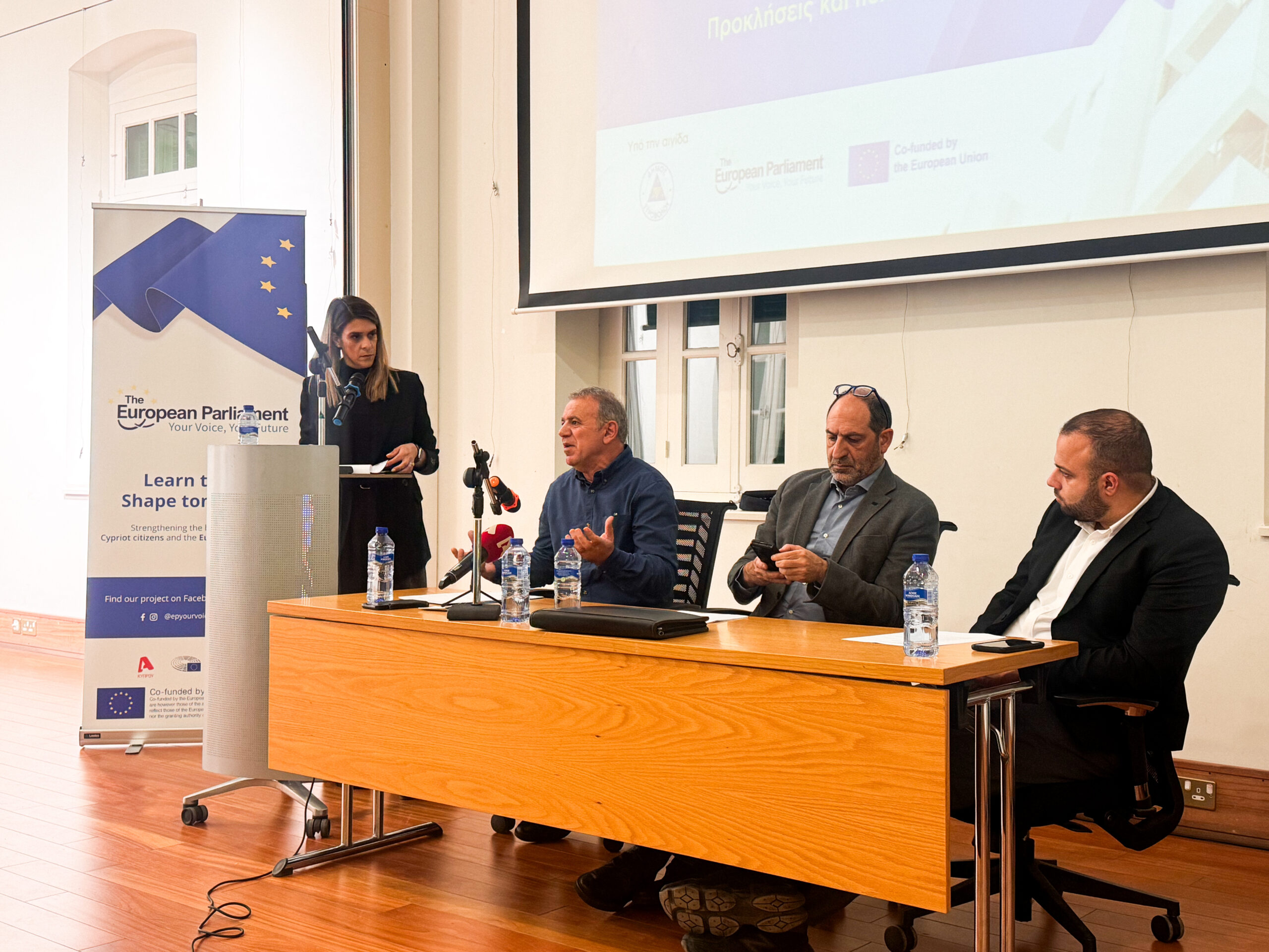 &Sigma;&tau;&omicron; &epsilon;&pi;ί&kappa;&epsilon;&nu;&tau;&rho;&omicron; &eta; &laquo;&mu;ά&chi;&eta;&raquo; &gamma;&iota;&alpha; &pi;&rho;&omicron;&sigma;&iota;&tau;ή &sigma;&tau;έ&gamma;&eta;: &Omicron; &delta;&iota;ά&lambda;&omicron;&gamma;&omicron;&sigmaf; &pi;&omicron;&upsilon; ά&nu;&omicron;&iota;&xi;&epsilon; &omicron; ALPHA &Kappa;ύ&pi;&rho;&omicron;&upsilon;