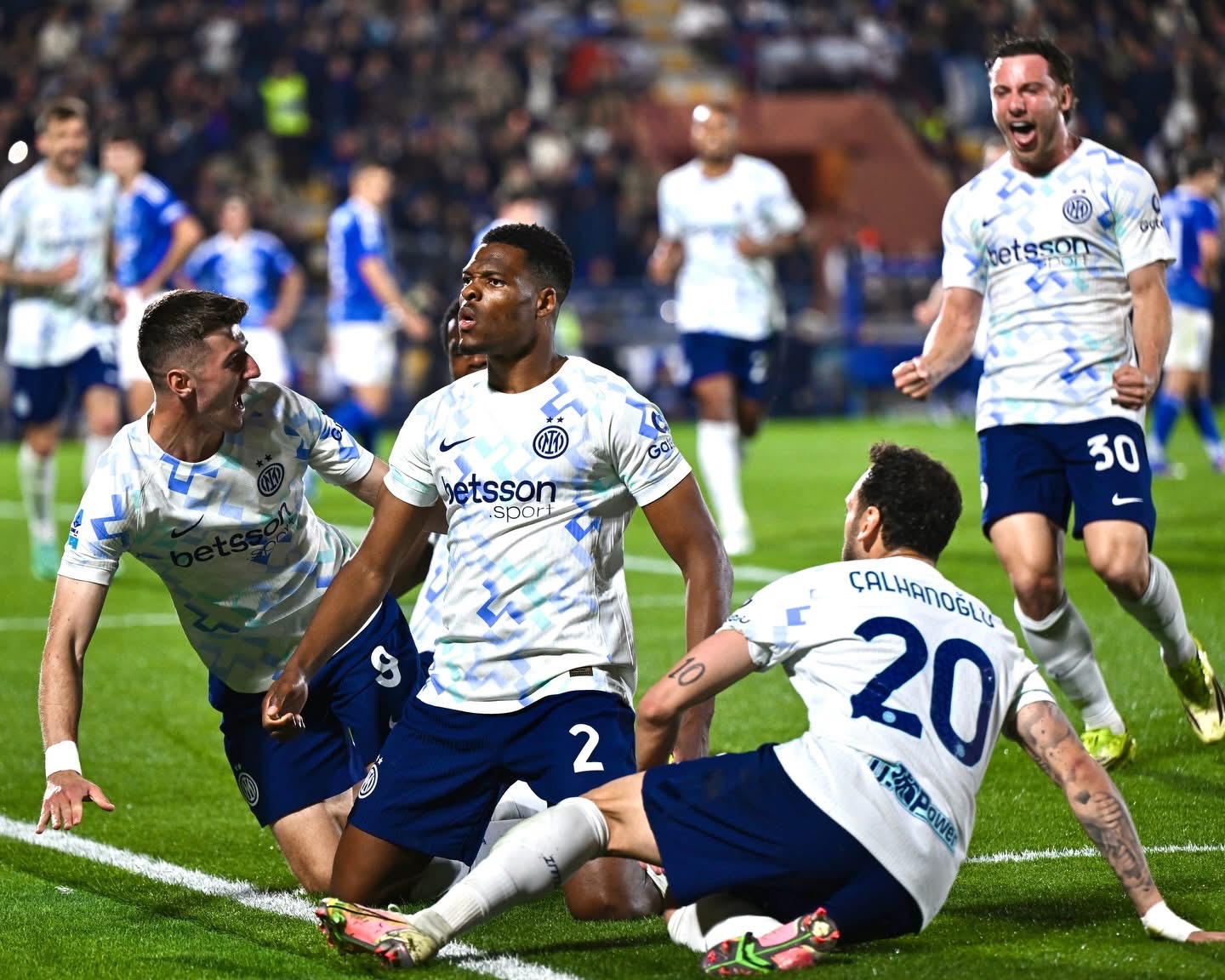 Επικό ματς στο Κόμο, τεράστια ανατροπή… τίτλου για την Ίντερ με θρίλερ στο φινάλε