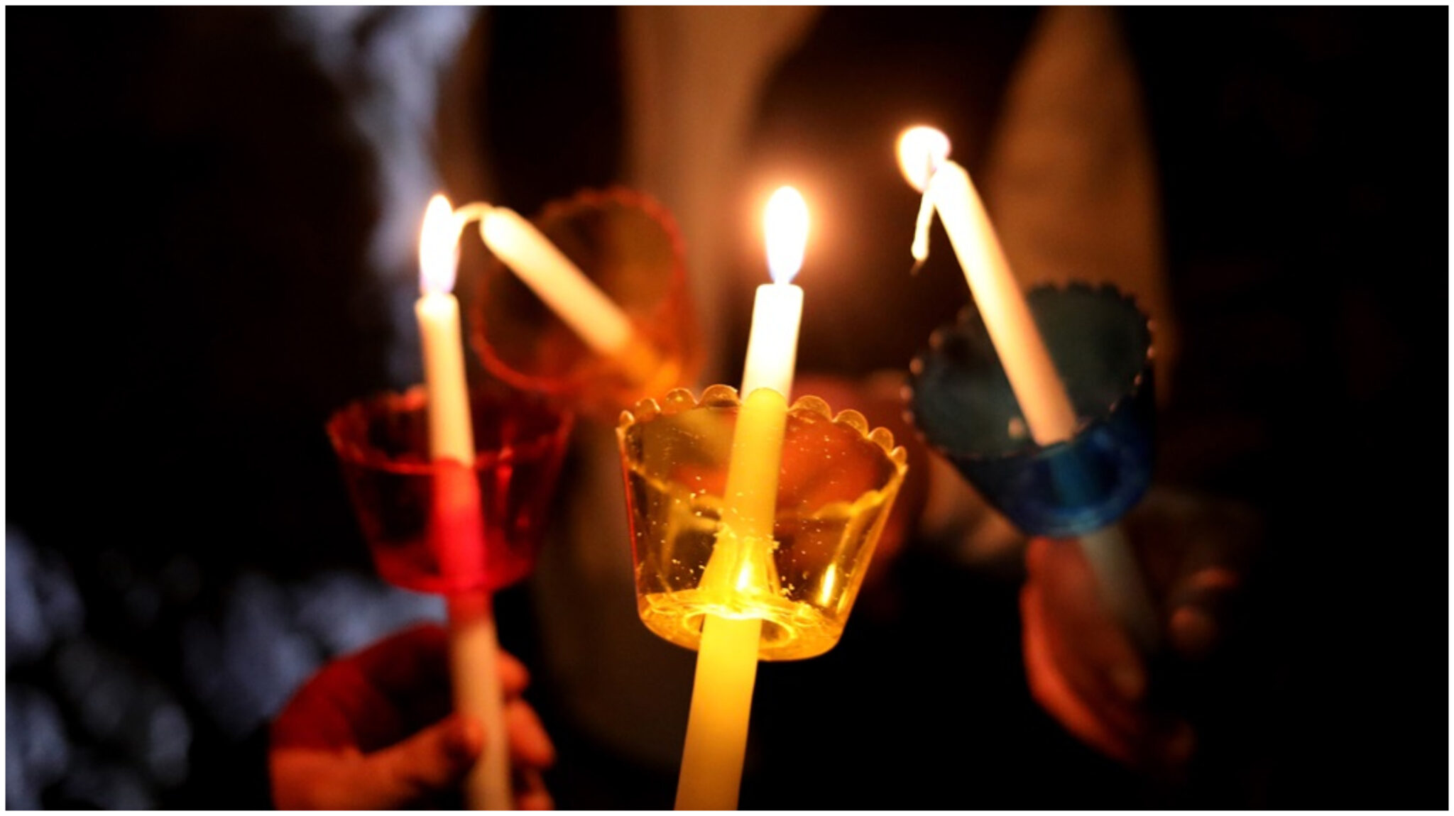 Η επική αντίδραση Ελληνίδας παρουσιάστριας όταν είδε ότι έγινε… λαμπάδα για την Ανάσταση!