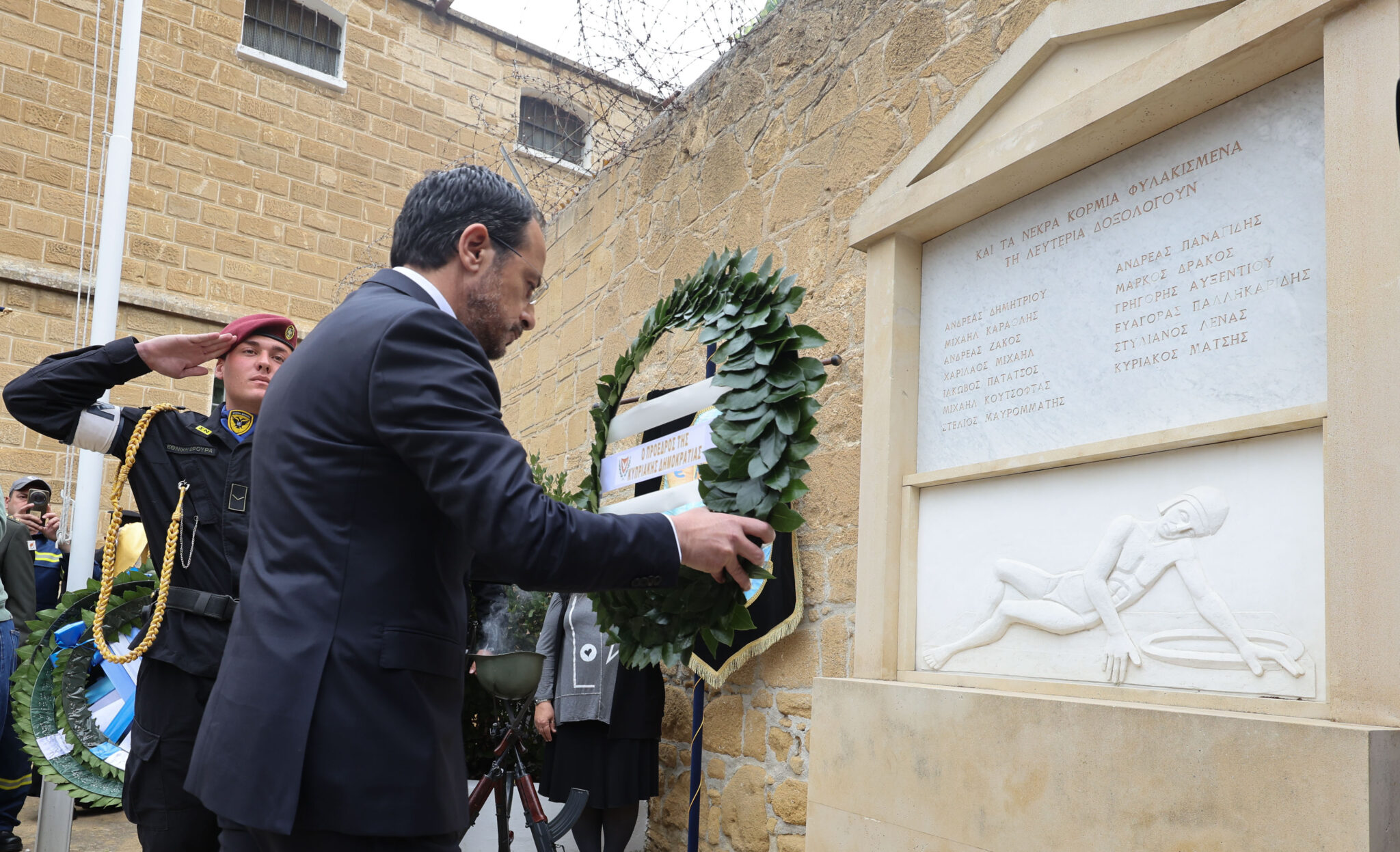 «Τιμούμε τον πιο αγνό και τίμιο αγώνα του Κυπριακού Ελληνισμού»: Κατέθεσαν στεφάνι στα Φυλακισμένα μνήματα ΠτΔ και ΠτΒ (ΦΩΤΟ)