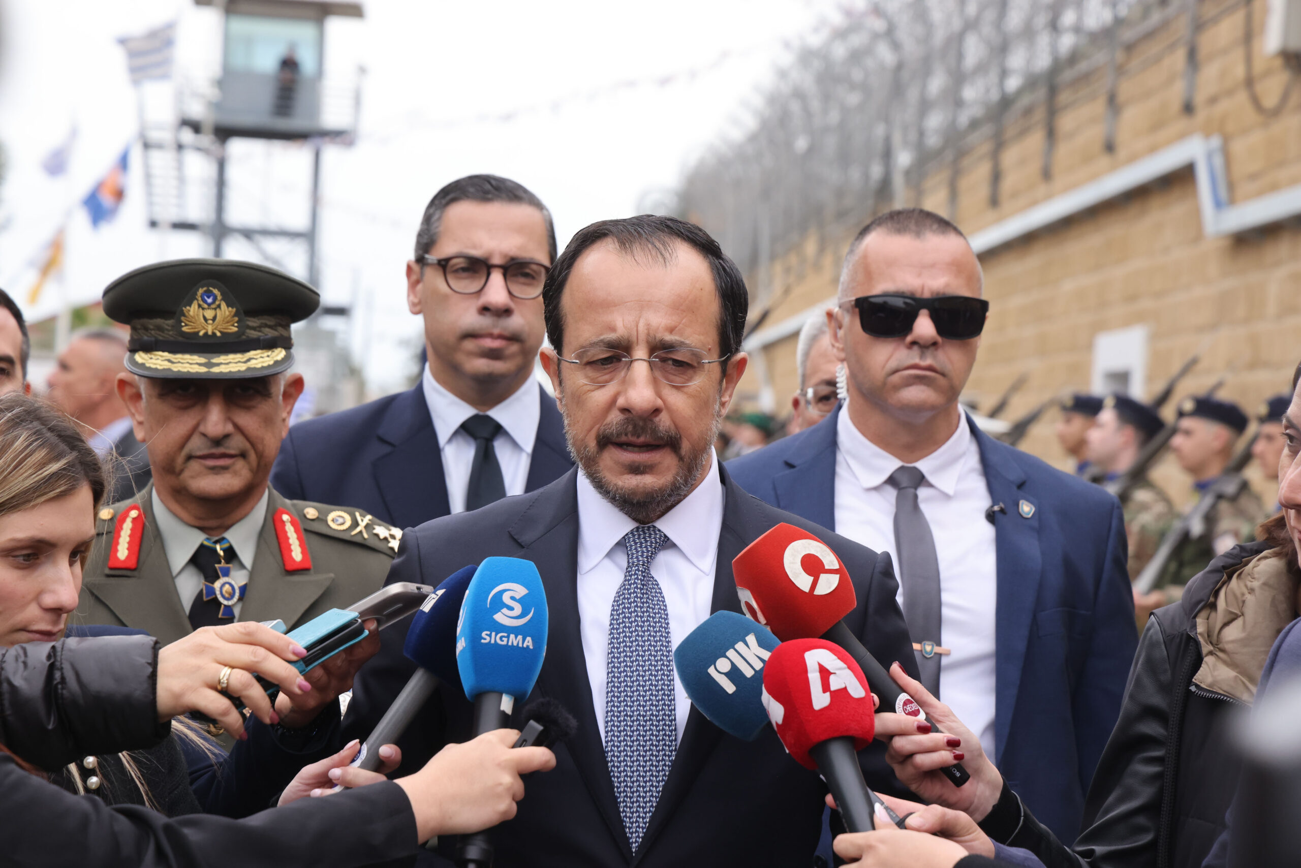 &Omicron; &beta;&alpha;&sigma;&iota;&kappa;ό&sigmaf; &sigma;&tau;ό&chi;&omicron;&sigmaf; &tau;&omicron;&upsilon; &Pi;&rho;&omicron;έ&delta;&rho;&omicron;&upsilon; &sigma;&tau;&eta;&nu; &sigma;&upsilon;&nu;ά&nu;&tau;&eta;&sigma;&eta; &mu;&epsilon; Έ&rho;&chi;&iota;&omicron;&upsilon;&rho;&mu;&alpha;&nu;, &pi;ώ&sigmaf; &alpha;&pi;&alpha;&nu;&tau;ά &sigma;&tau;&alpha; &laquo;&pi;&upsilon;&rho;ά&raquo; &Tau;/&kappa; &gamma;&iota;&alpha; &Chi;&alpha;&lambda;ά &Sigma;&omicron;&upsilon;&lambda;&tau;ά&nu;