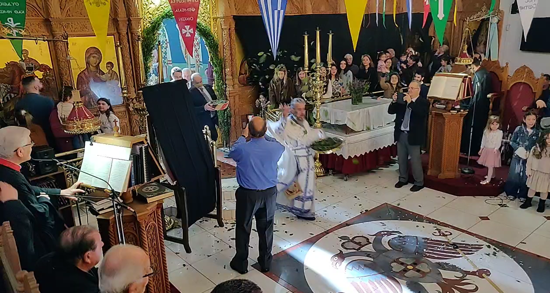 «Ανάστα ο Θεός»: Σείστηκαν οι εκκλησίες στην πρώτη Ανάσταση (ΒΙΝΤΕΟ)