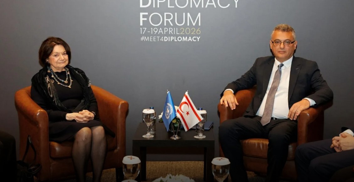 Τα ΗΕ απαντούν για τη σημαία του ψευδοκράτους στη συνάντηση Ντι Κάρλο-Ερχιουρμάν