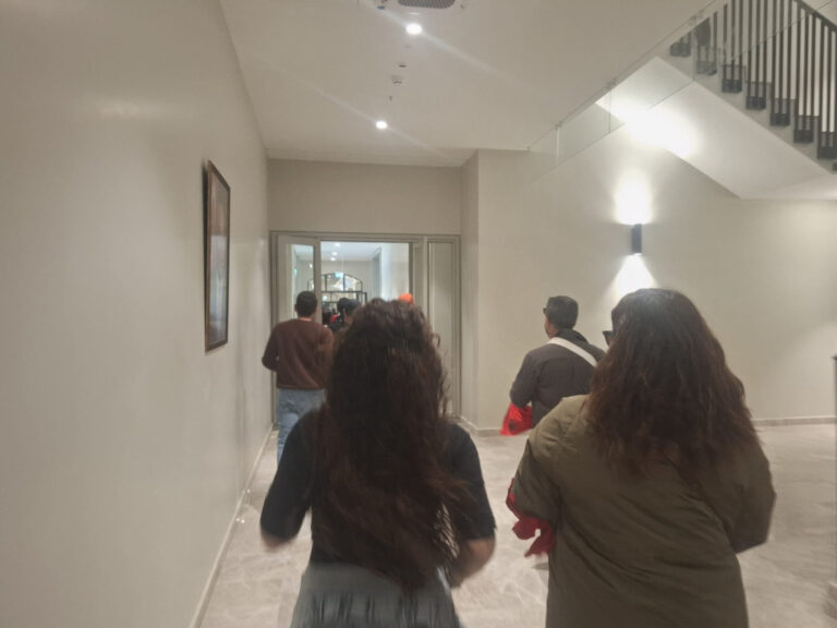 ΒΙΝΤΕΟ: Χαμός στα κατεχόμενα, συνδικαλιστές γκρέμισαν τοίχο και εισέβαλαν στη «βουλή»