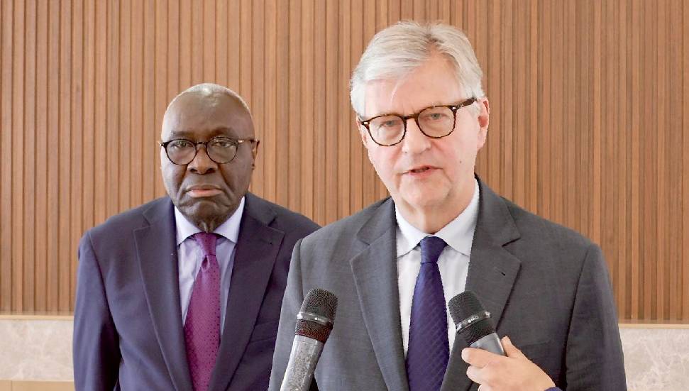 &Omicron; &Lambda;&alpha;&kappa;&rho;&omicron;&upsilon;ά &mu;&epsilon;&tau;ά &tau;&omicron;&nu; &Pi;&tau;&Delta; &epsilon;ί&delta;&epsilon; &Epsilon;&rho;&chi;&iota;&omicron;&upsilon;&rho;&mu;ά&nu; &sigma;&tau;&alpha; &kappa;&alpha;&tau;&epsilon;&chi;ό&mu;&epsilon;&nu;&alpha;