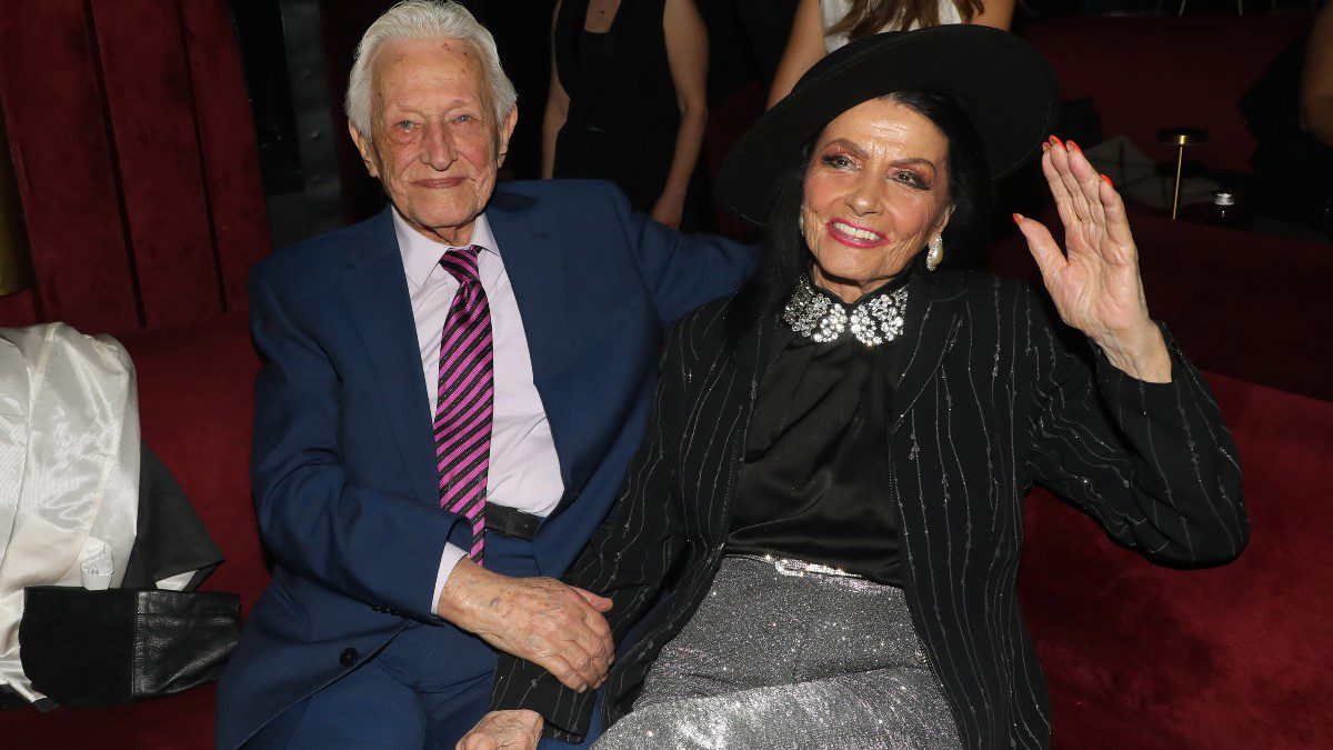 Ζωζώ Σαπουντζάκη: Γιατί δεν έχει μάθει 3 μήνες μετά τον θάνατο του συντρόφου της;