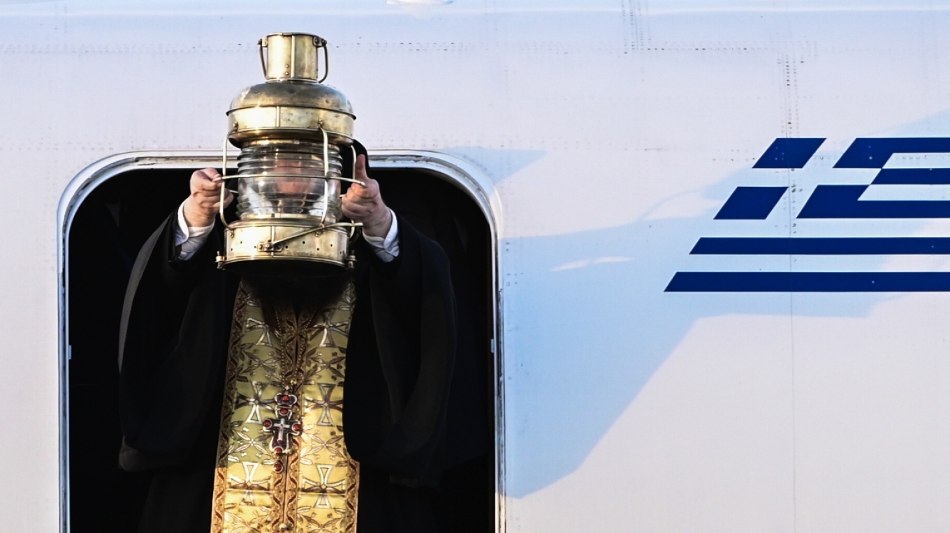Το σχέδιο μεταφοράς του Αγίου Φωτός στην Ελλάδα: Τι ώρα θα φτάσει στο «Ελευθέριος Βενιζέλος»