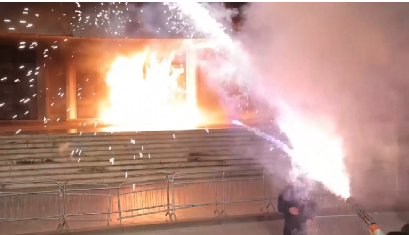 ΒΙΝΤΕΟ: Βίαια επεισόδια σε αντικυβερνητική διαδήλωση στην Αλβανία