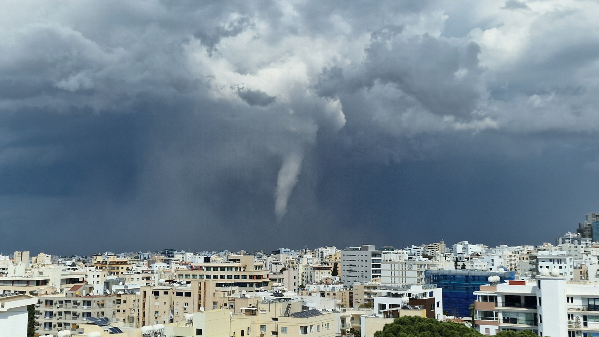 ΒΙΝΤΕΟ: Η στιγμή που ανεμοστρόβιλος «χτυπά» την ανατολική Λευκωσία