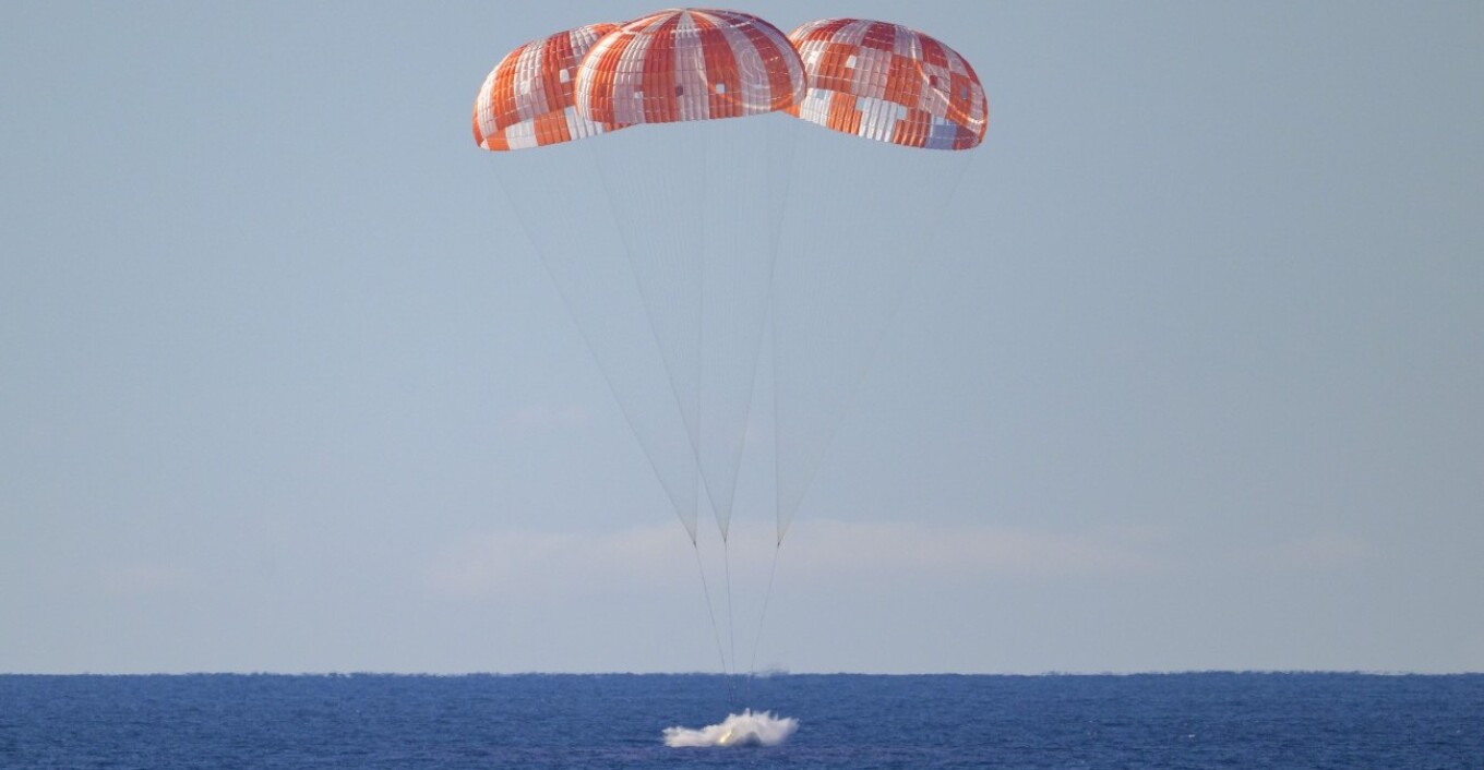 ΒΙΝΤΕΟ: Επέστρεψαν στην Γη οι αστροναύτες του Artemis II μετά το ιστορικό ταξίδι στη Σελήνη