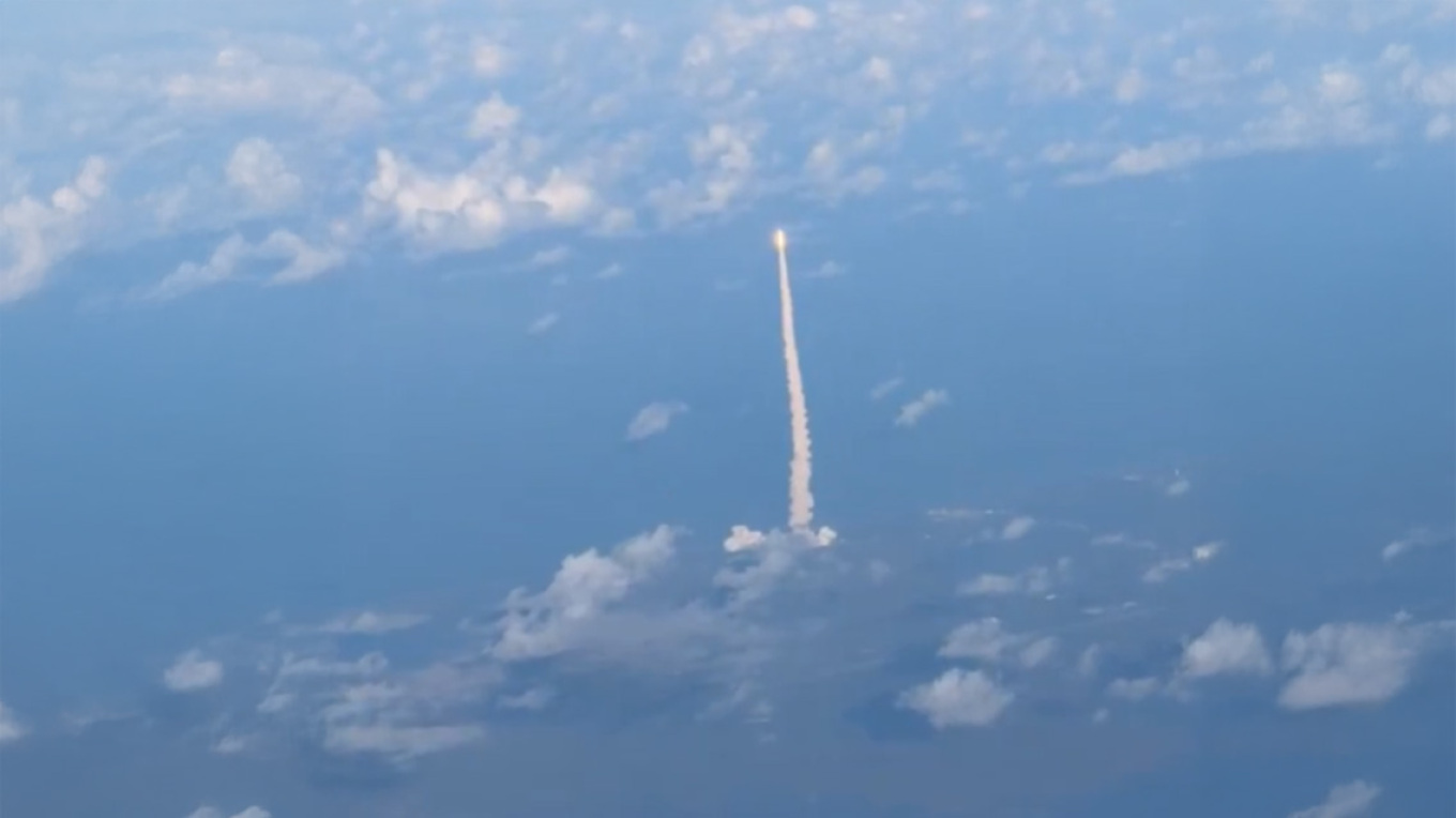 Εντυπωσιακό θέαμα: Επιβάτες πτήσης κατέγραψαν την εκτόξευση της αποστολής Artemis II από ψηλά