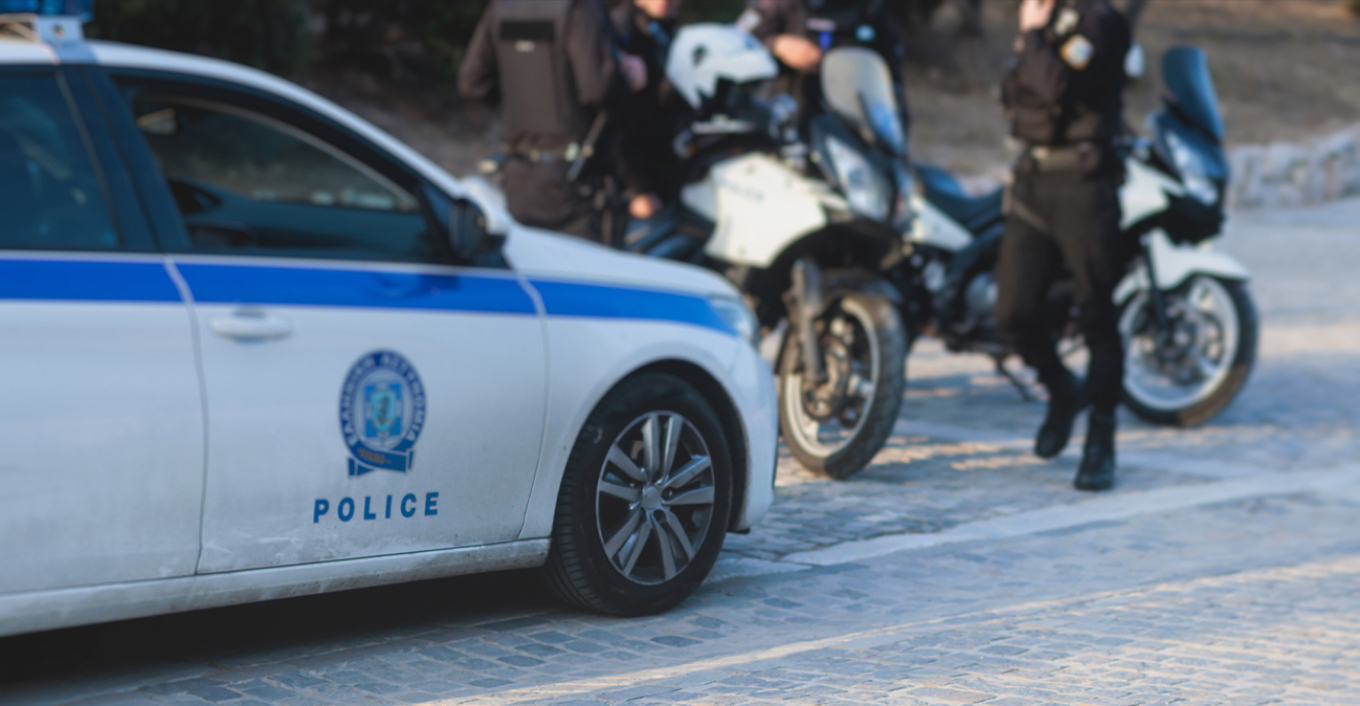 Ανήλικες στα Ιωάννινα με χειροπέδες: Έδειξαν πλαστές ταυτότητες για να αγοράσουν αλκοόλ