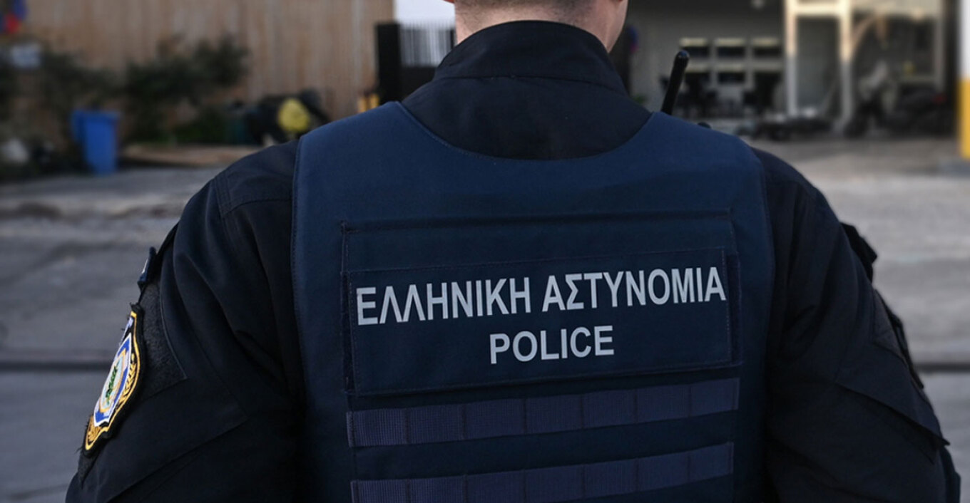 Αθώα για τη σεξουαλική κακοποίηση των παιδιών η πρώην σύζυγος του αστυνομικού της ελληνικής Βουλής