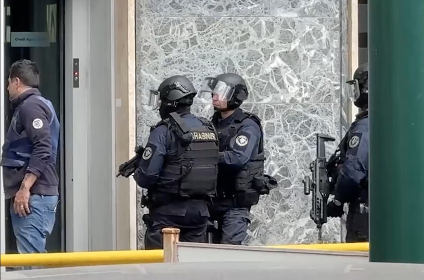 ΒΙΝΤΕΟ: Κινηματογραφική ληστεία με ομήρους σε τράπεζα στη Νάπολη, οι δράστες φορούσαν μάσκες γνωστών ηθοποιών